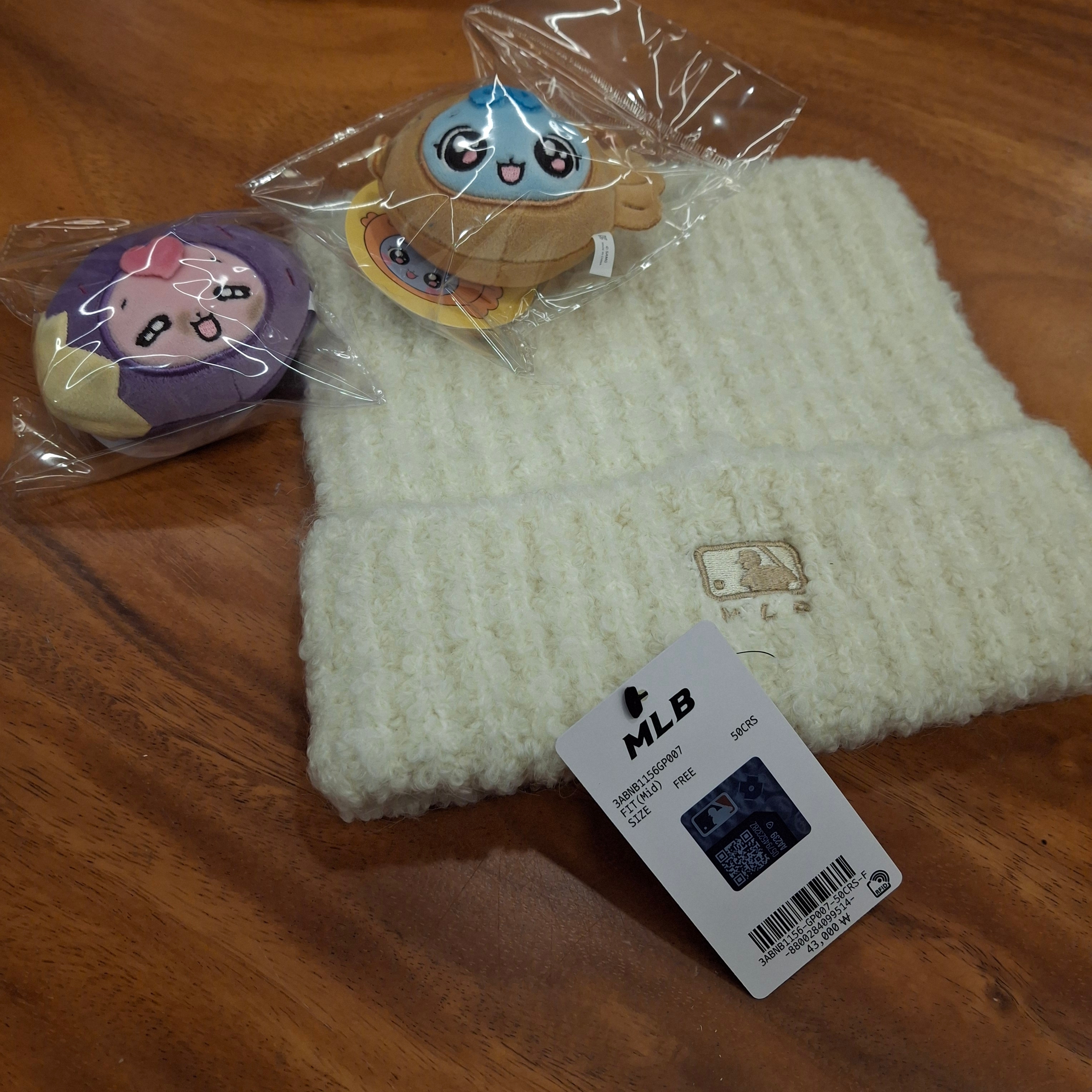 MLB Plush Meowing Beanie Cream 착용 스타일