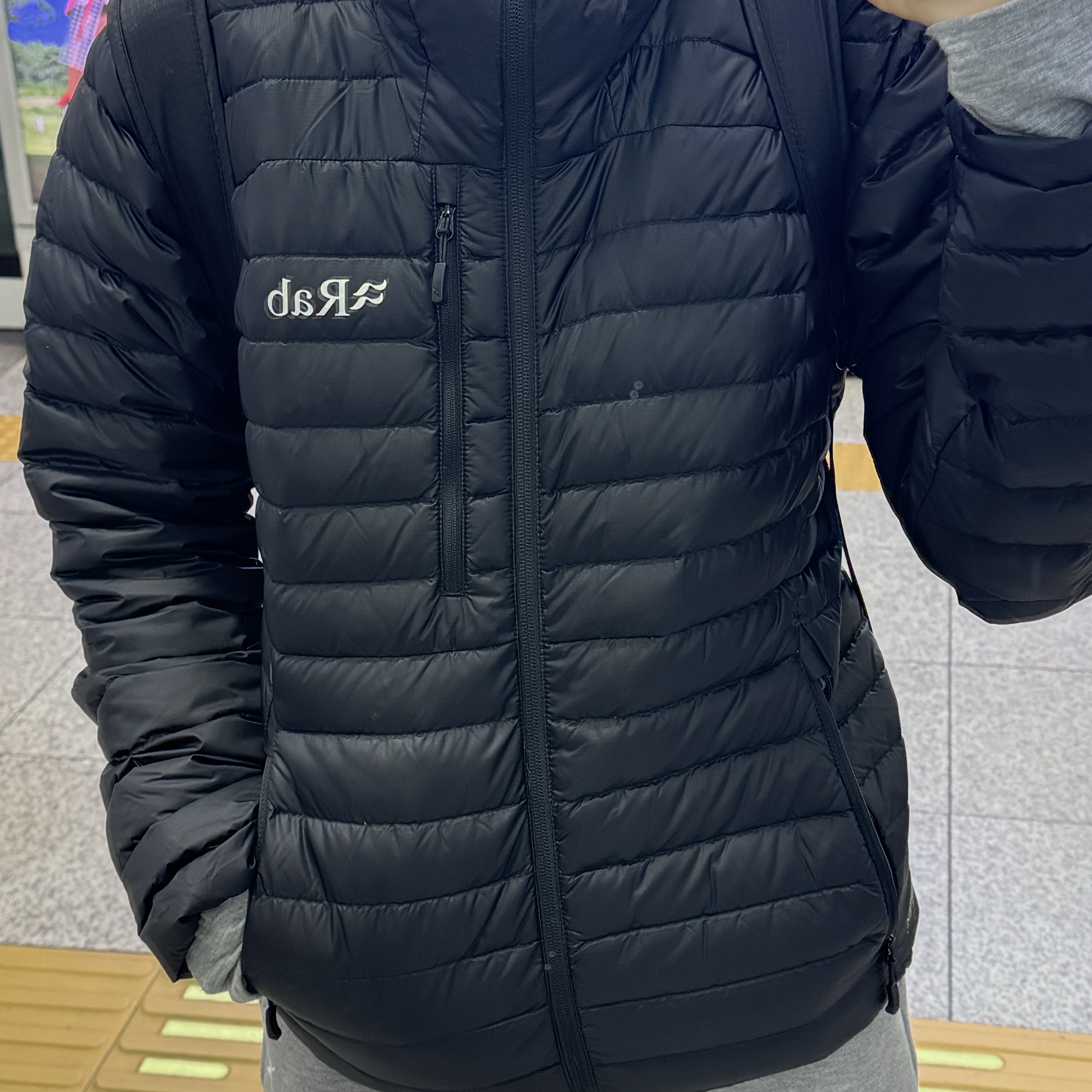 Rab Microlight Alpine Jacket Black 착용 스타일
