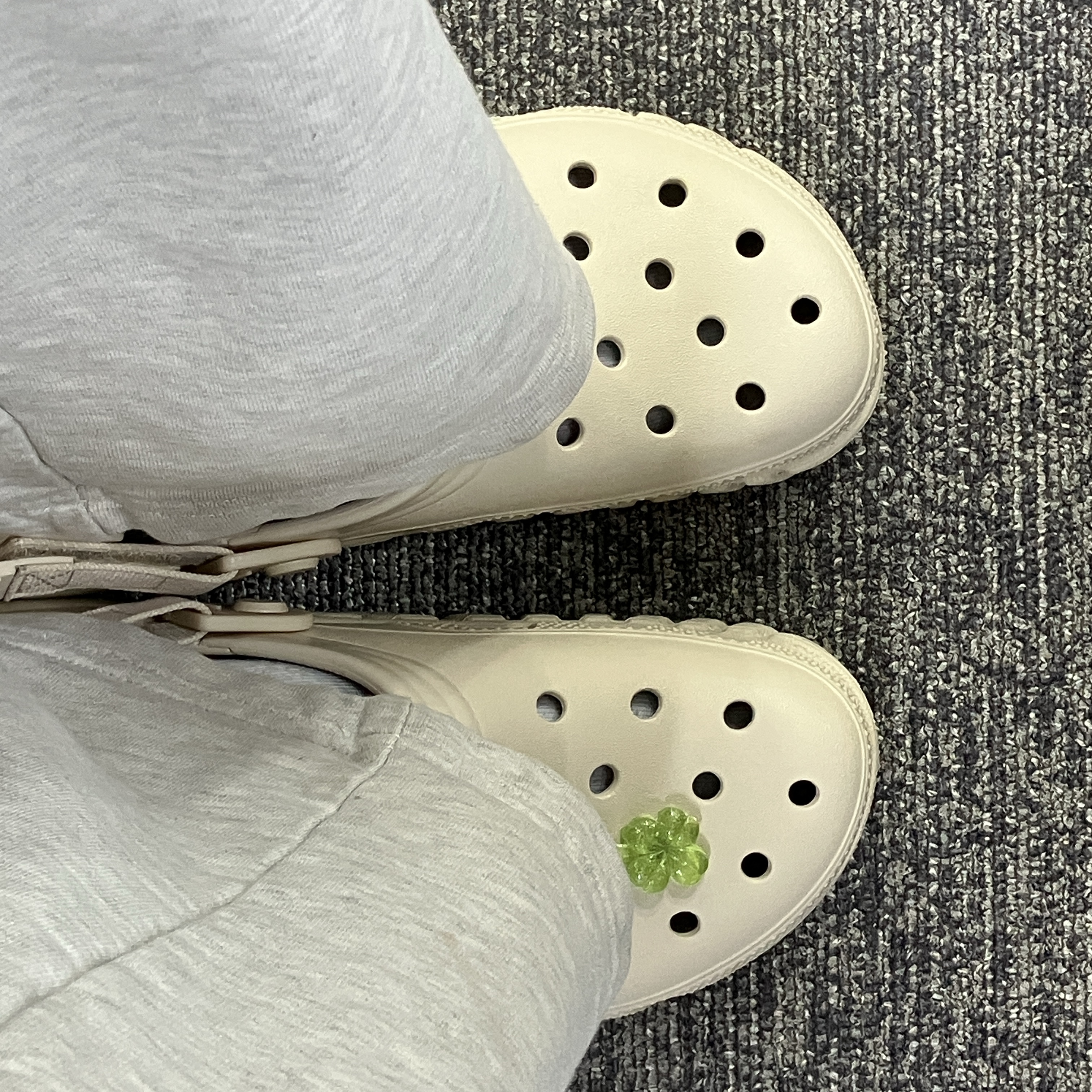 Crocs Duet Max II Clog Stucco 착용 스타일 - 1