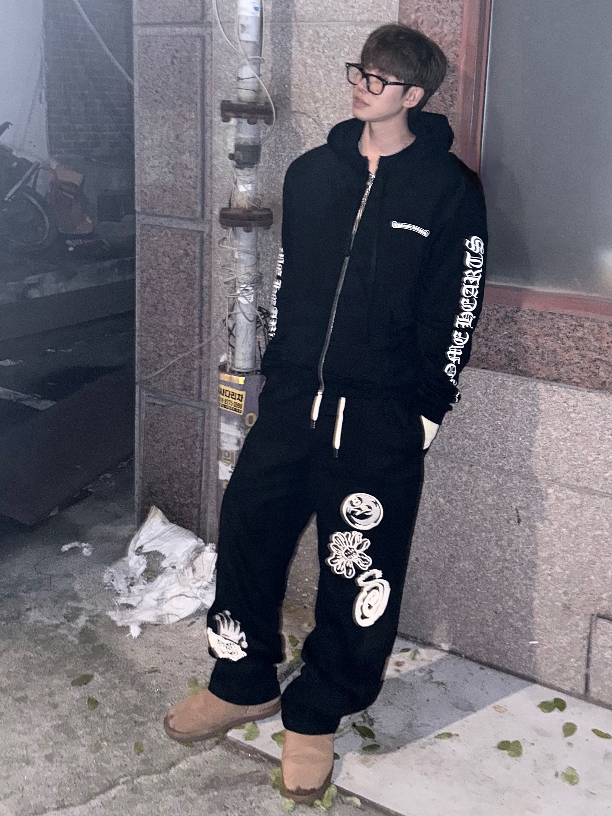 Chrome Hearts Scroll Logo Fleece Zip-Up Hoodie Black, Chrome Hearts Cox Ucker Black 착용 스타일