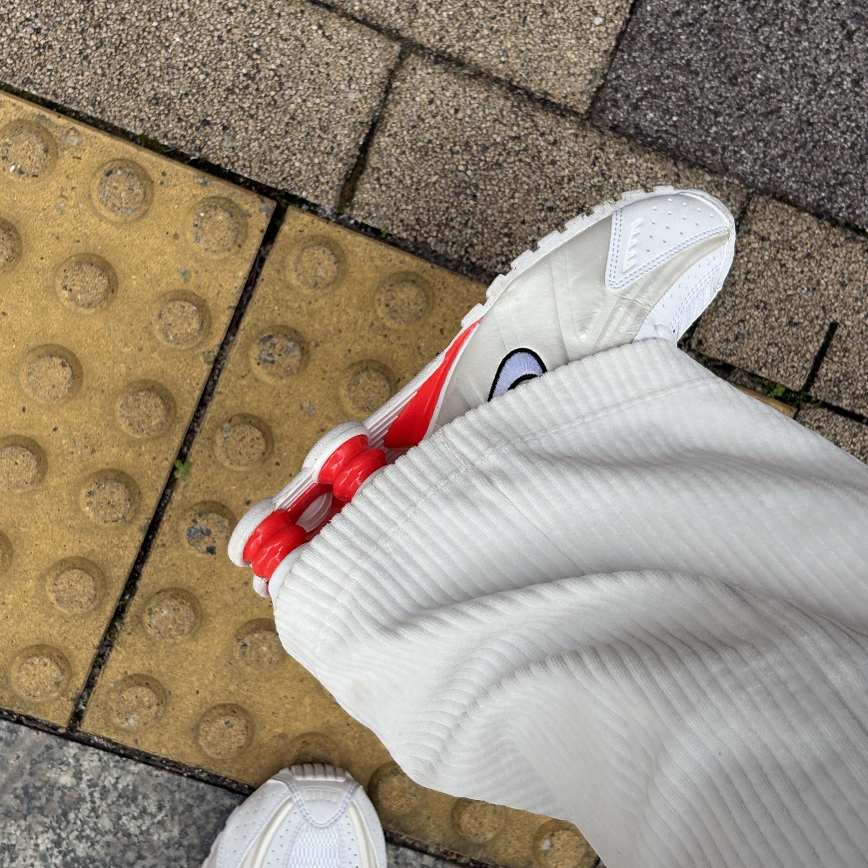(W) Nike Shox R4 White Phantom 착용 스타일 - 2