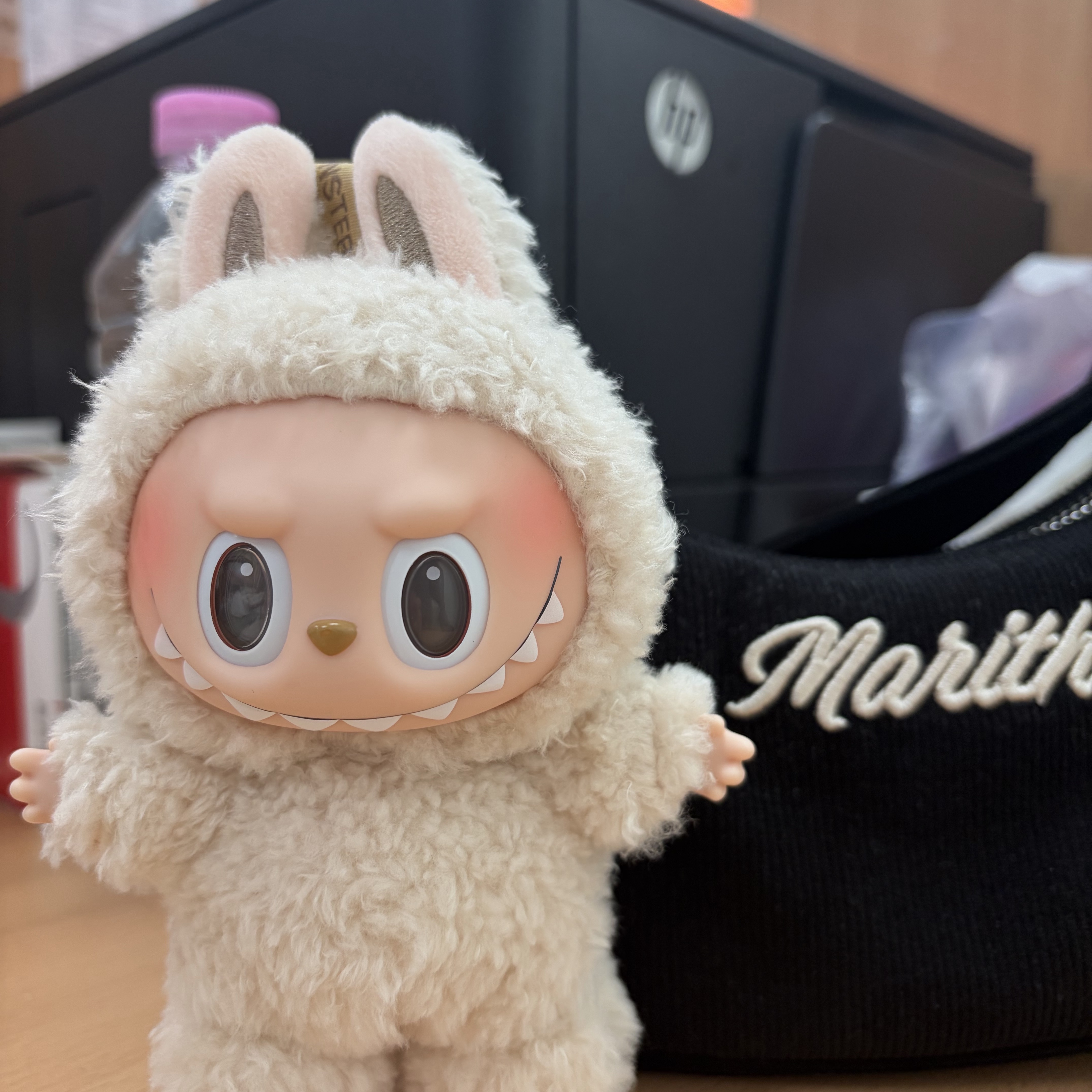 Pop Mart Labubu The Monsters Labubu Tasty Macarons Series Soymilk Keyring 착용 스타일