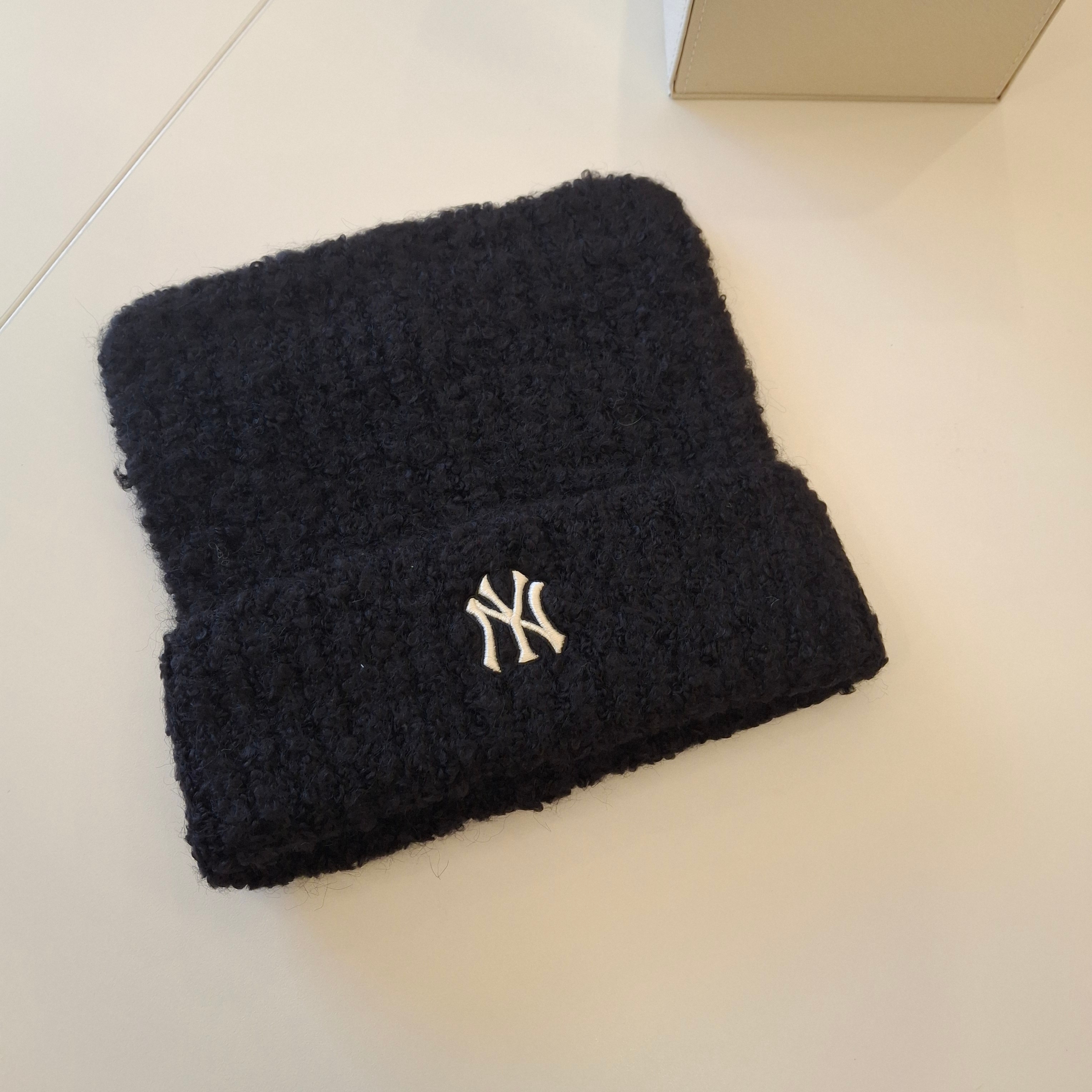MLB Plush Meowing Beanie Black 착용 스타일