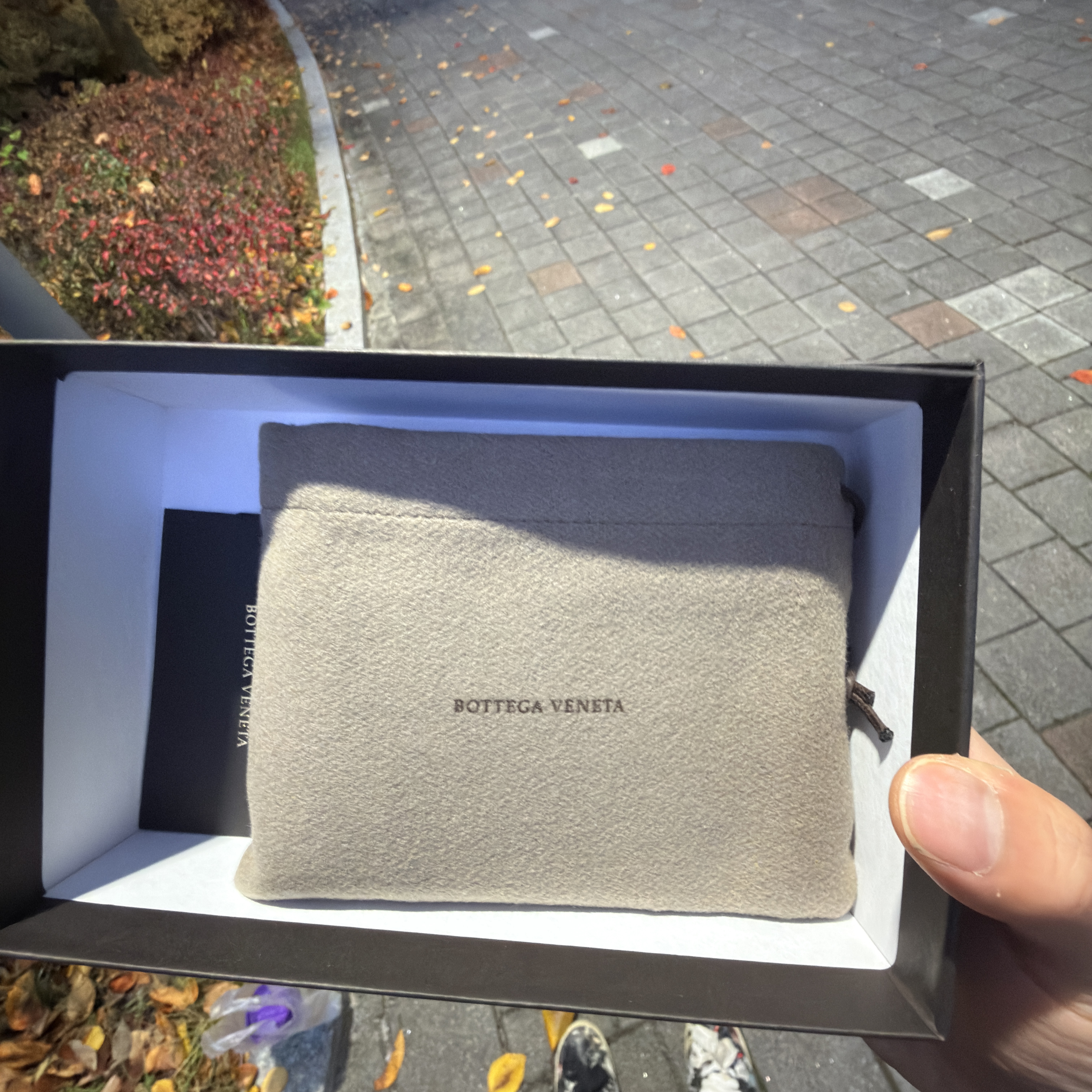 Bottega Veneta Bi-Fold Wallet Black 착용 스타일 - 3