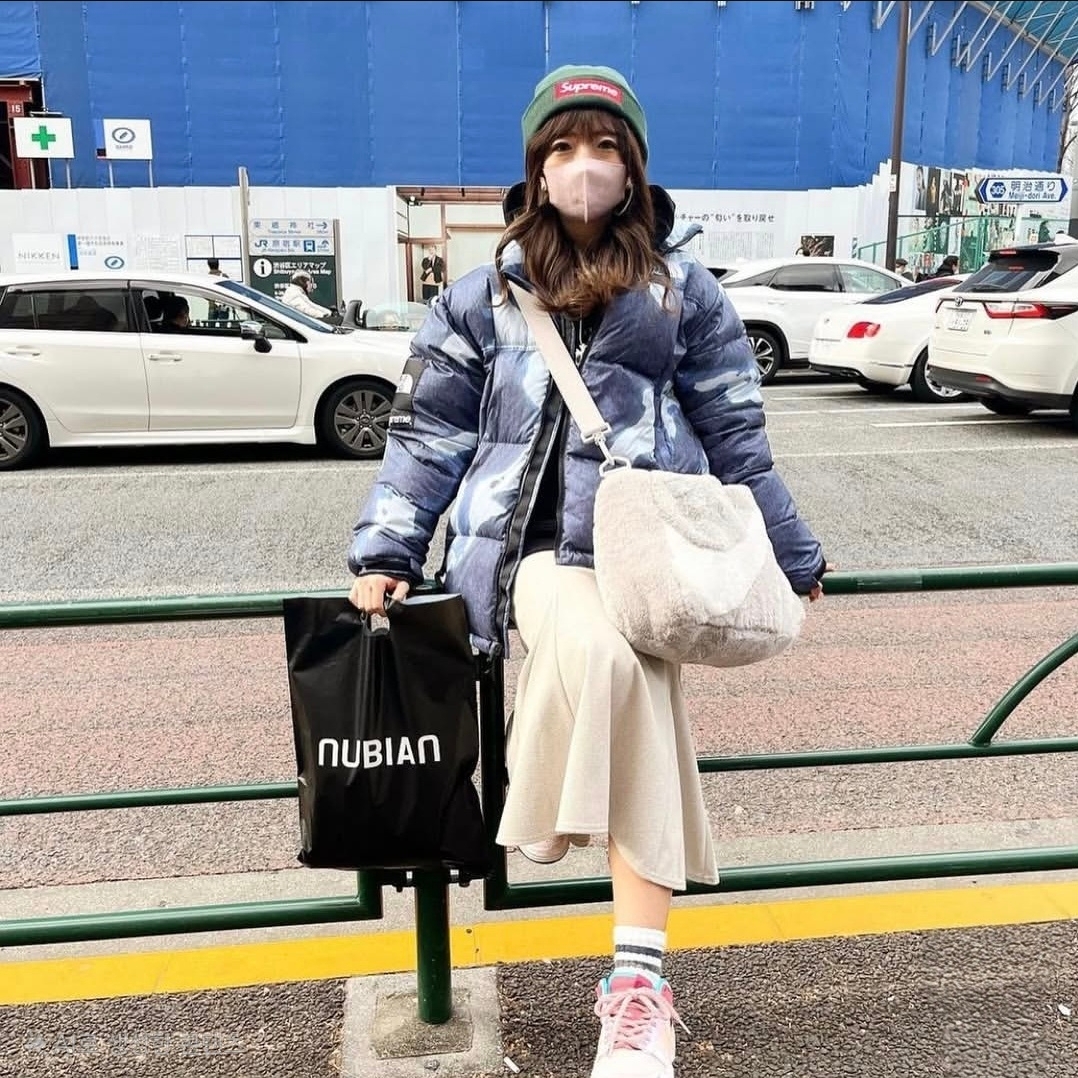 Supreme x The North Face Bleached Denim Print Nuptse Jacket Indigo - 21FW 착용 스타일 - 2