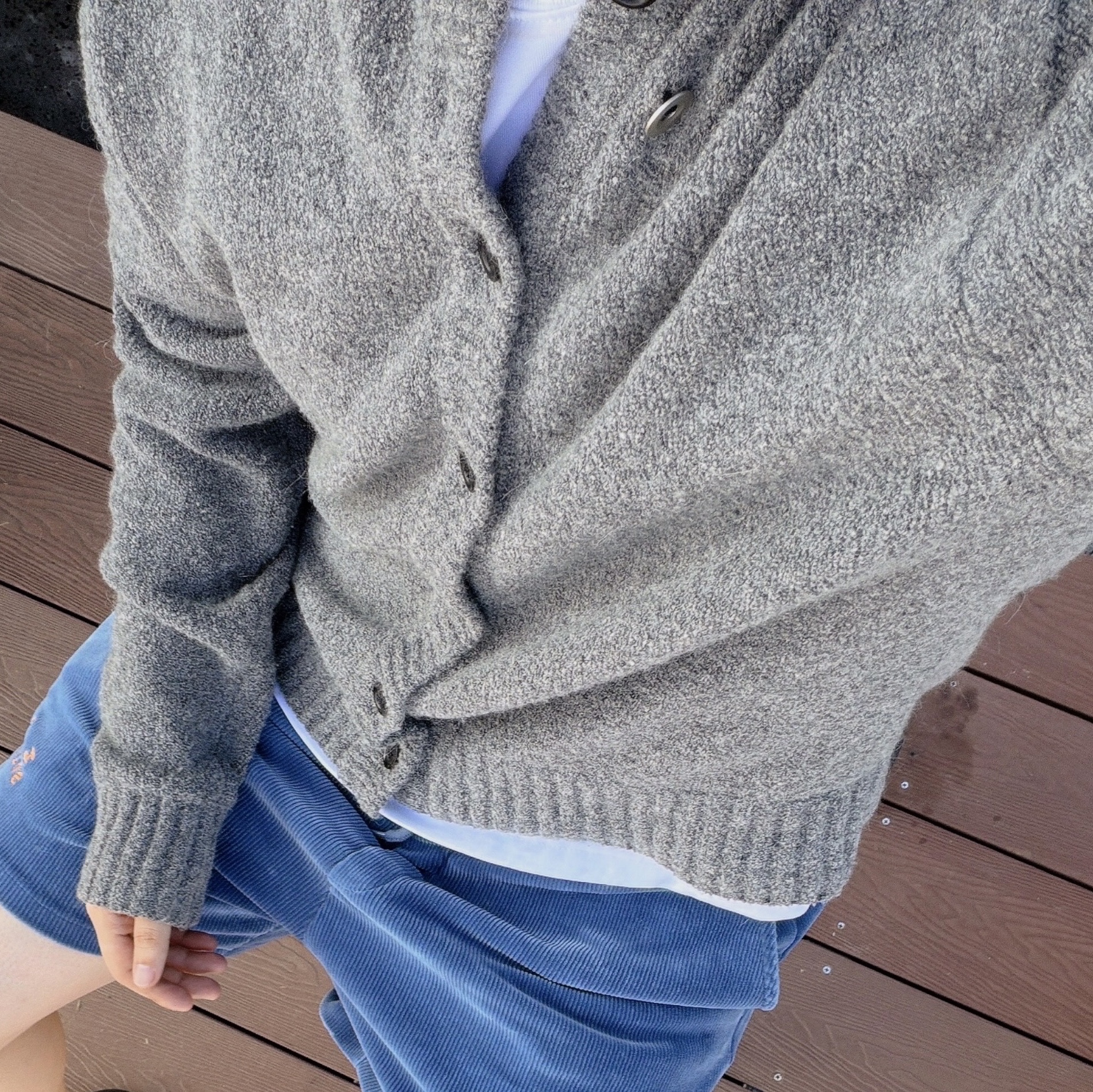 IAB Studio Corduroy Shorts Ocean Blue, Tonywack Baby Alpaca Brushed Crew-Neck Cardigan Melange Grey 착용 스타일