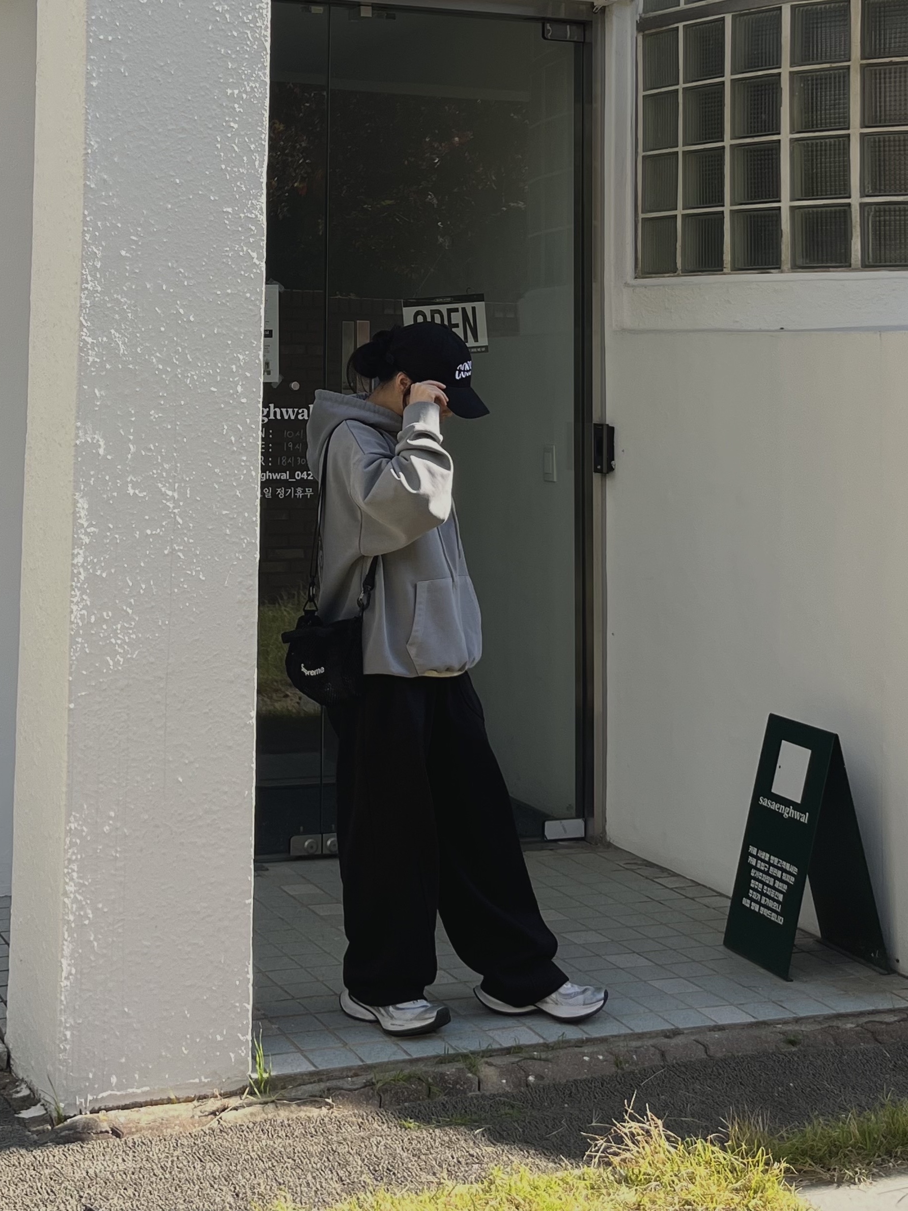 Supreme Mesh Mini Duffle Bag Black - 25SS, Balenciaga Circuit Sneaker White Silver 착용 스타일 - 2