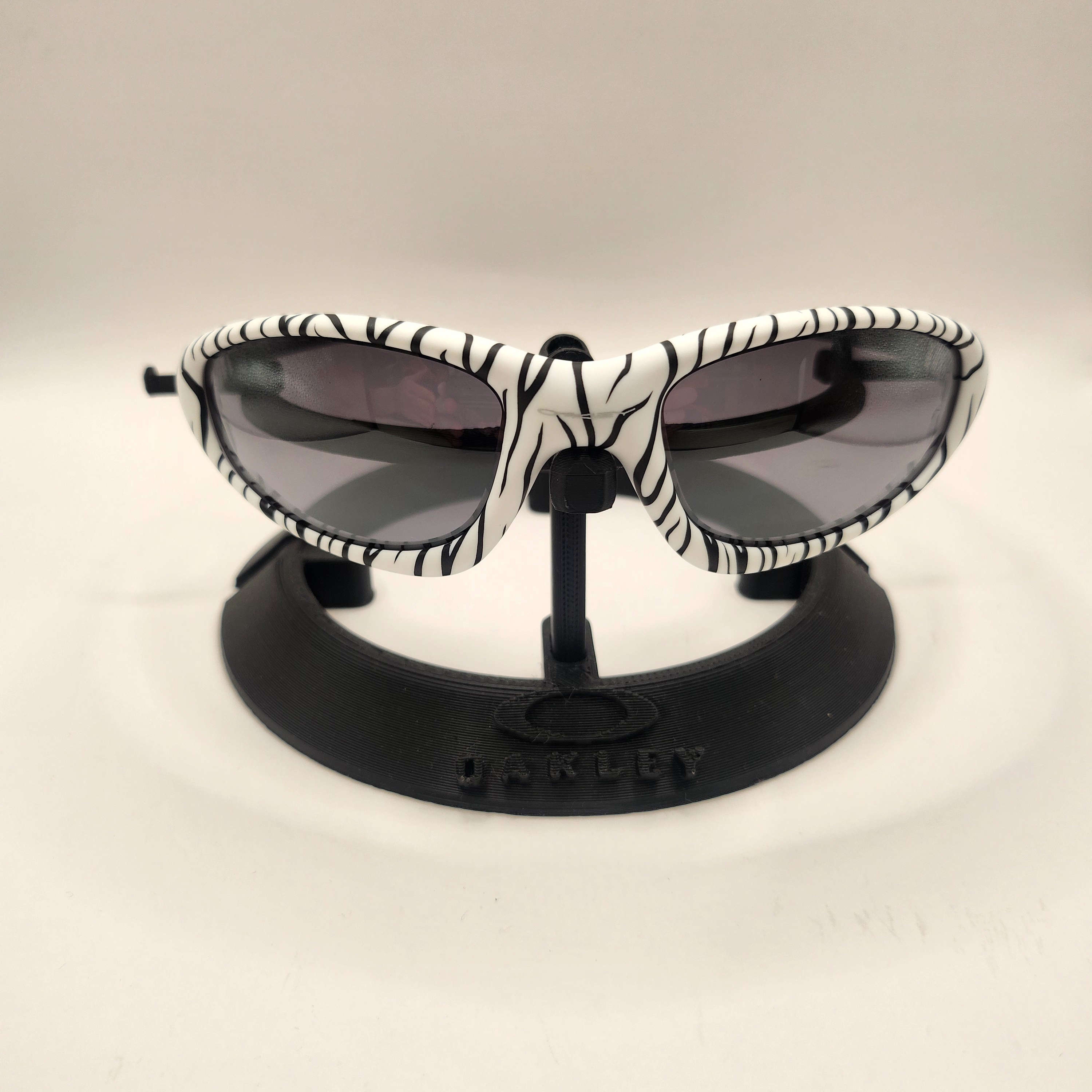 Oakley x Undefeated MUZM Straight Jacket 99 White Bengal Prizm Black Iridium 착용 스타일