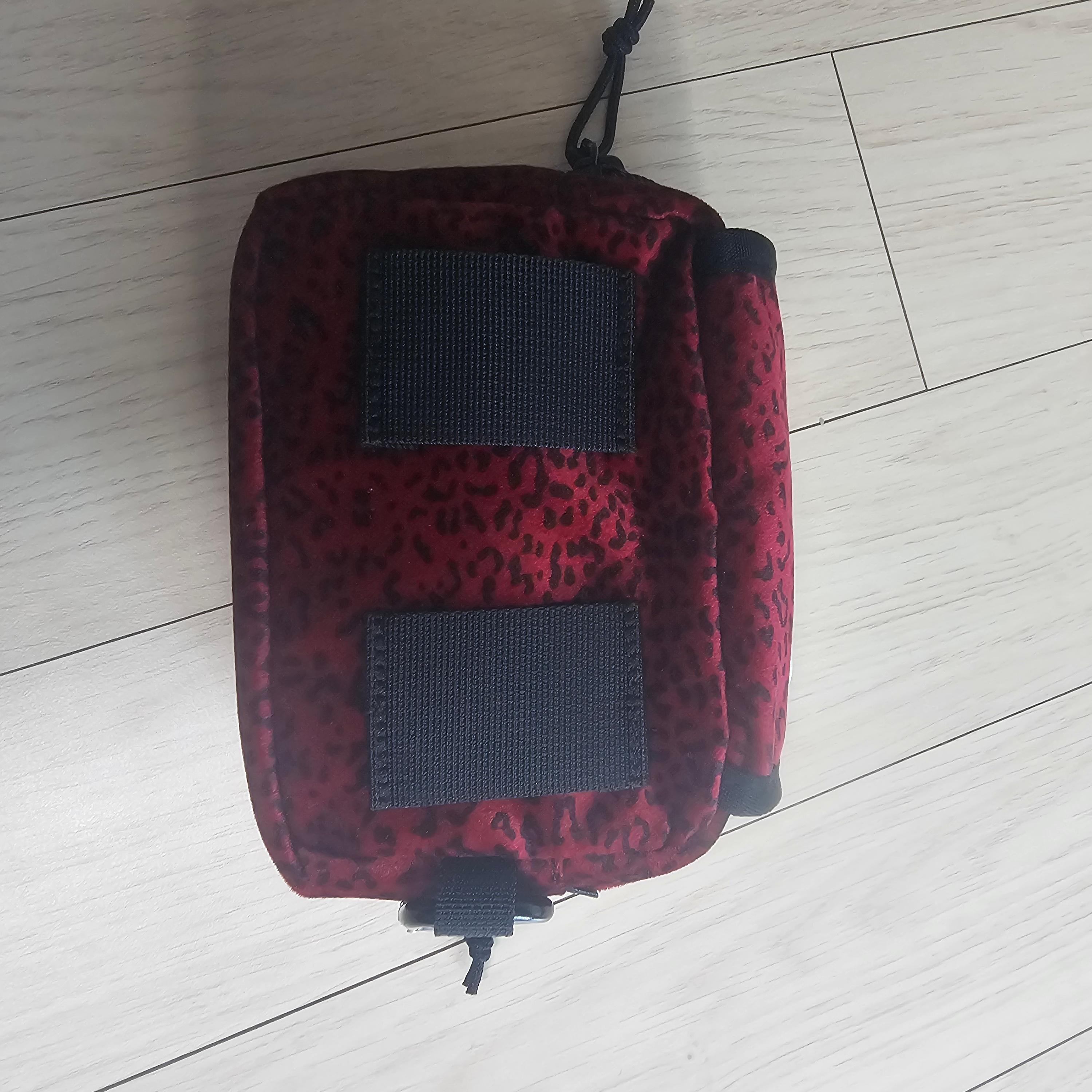 Supreme Velvet Mini Pouch Red Leopard - 25FW 착용 스타일 - 3