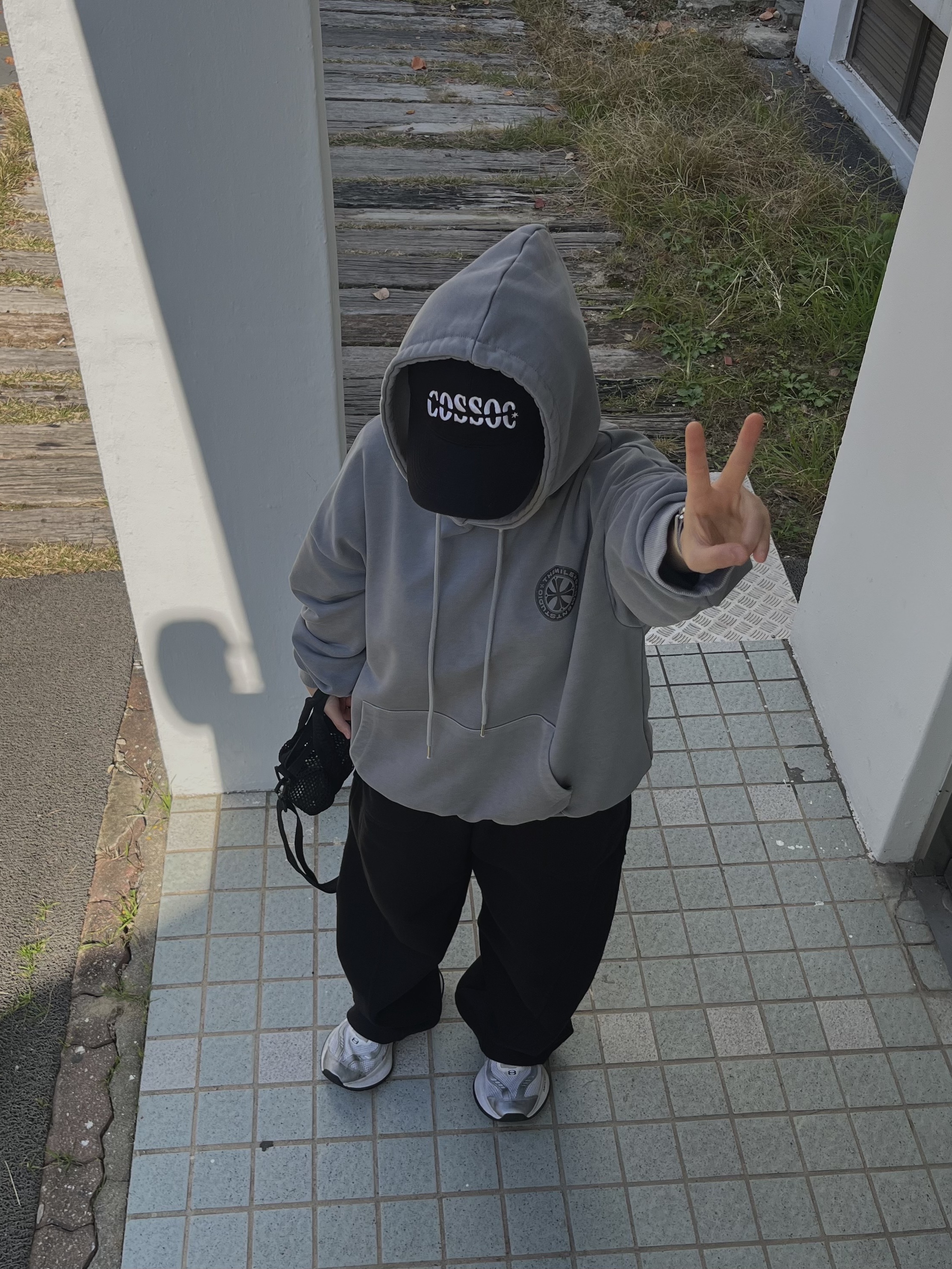 Supreme Mesh Mini Duffle Bag Black - 25SS, Balenciaga Circuit Sneaker White Silver 착용 스타일 - 6