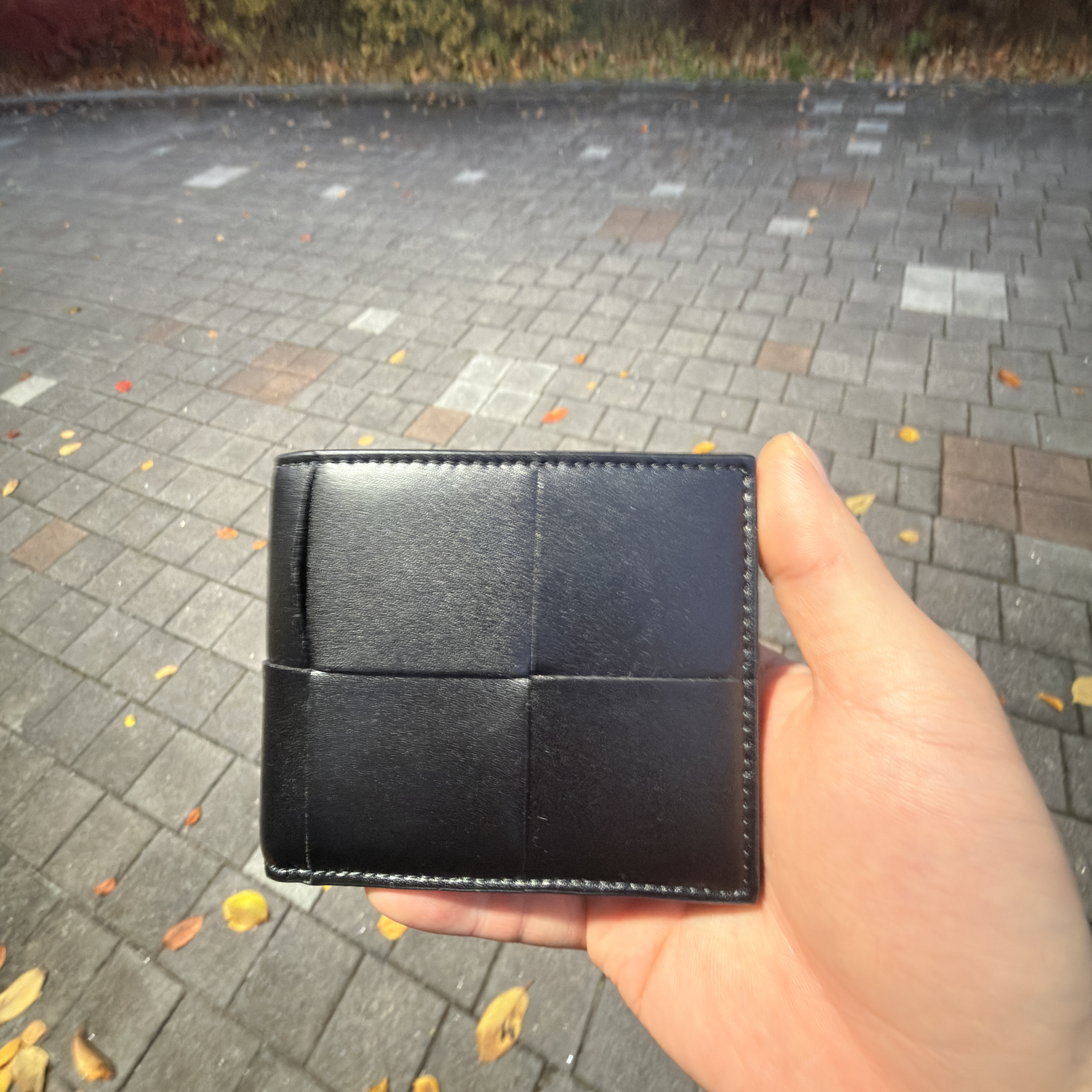 Bottega Veneta Bi-Fold Wallet Black 착용 스타일 - 1