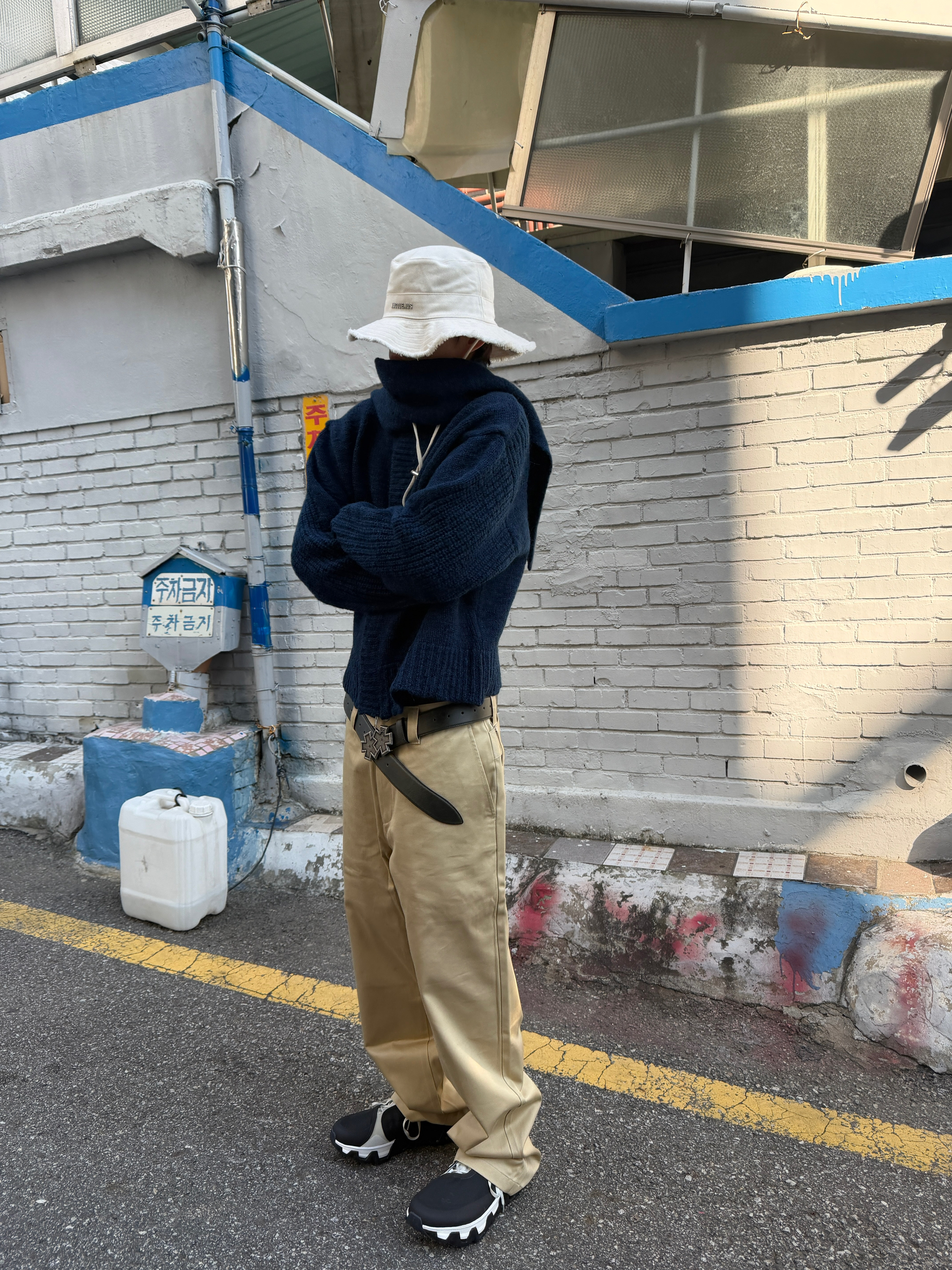 On Running x Post Archive Faction (Paf) Cloudmonster Hyper Black, Jacquemus Le Bob Artichaut Bucket Hat Off White 착용 스타일 - 1