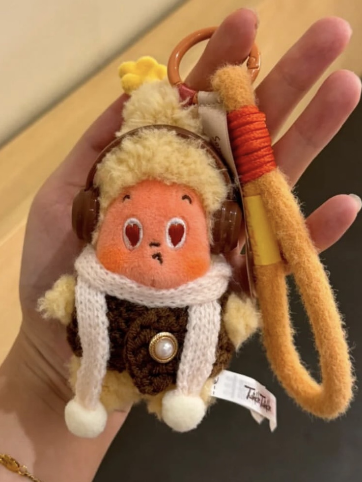 Pop Mart Twinkle Twinkle Savor the Moment Series-Fresh-Baked Mini Cookies Plush Pendant Coconut Crisp (Opened Case) 착용 스타일