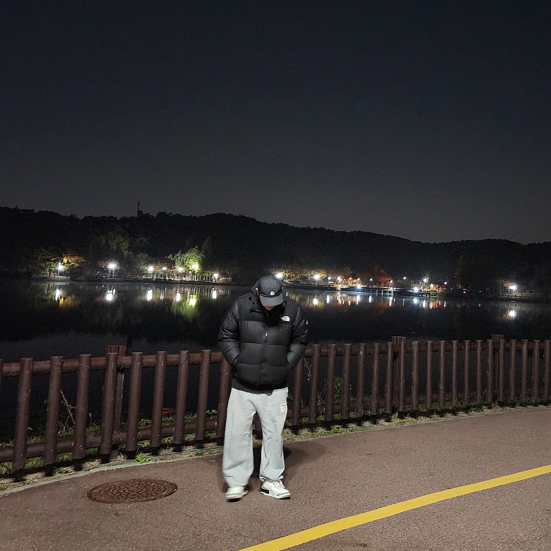 The North Face White Label Novelty Nuptse RDS Down Jacket Black, True Religion Tr Classic Sweat Pants Melange Grey 착용 스타일 - 2