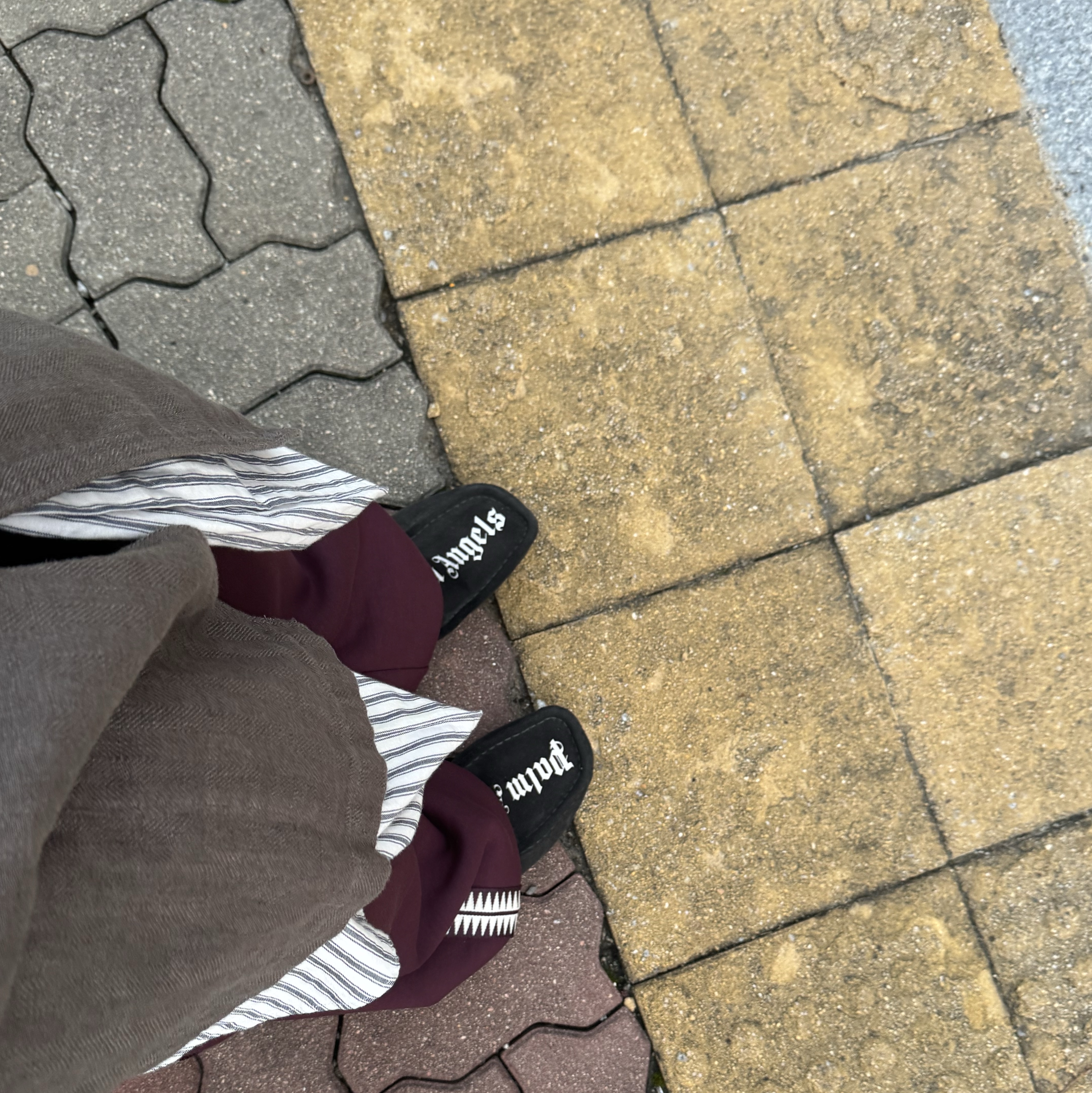 Clarks x Palm Angels Suede Wallabee Black, GU x Undercover Track Pants Wine 착용 스타일 - 2