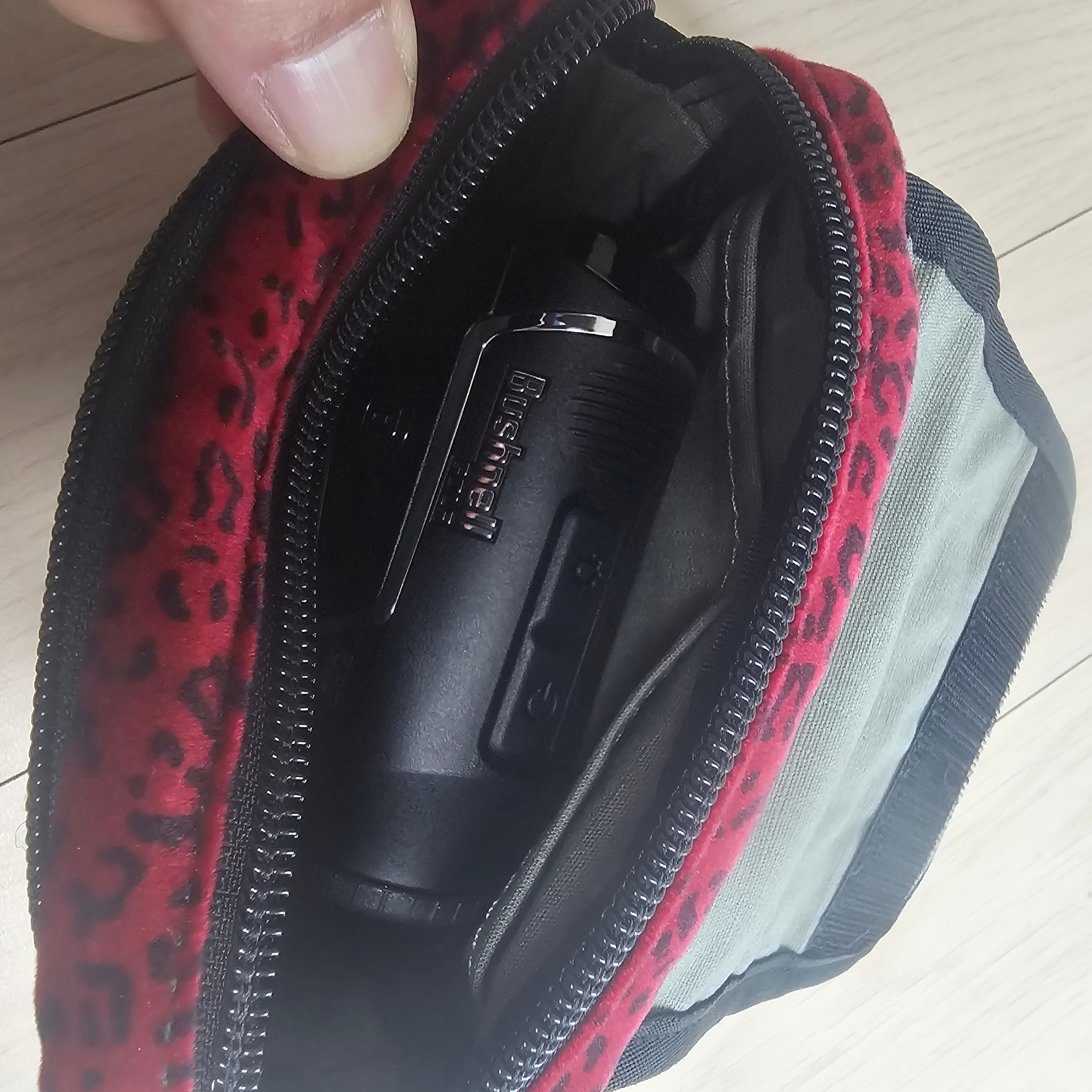 Supreme Velvet Mini Pouch Red Leopard - 25FW 착용 스타일 - 2