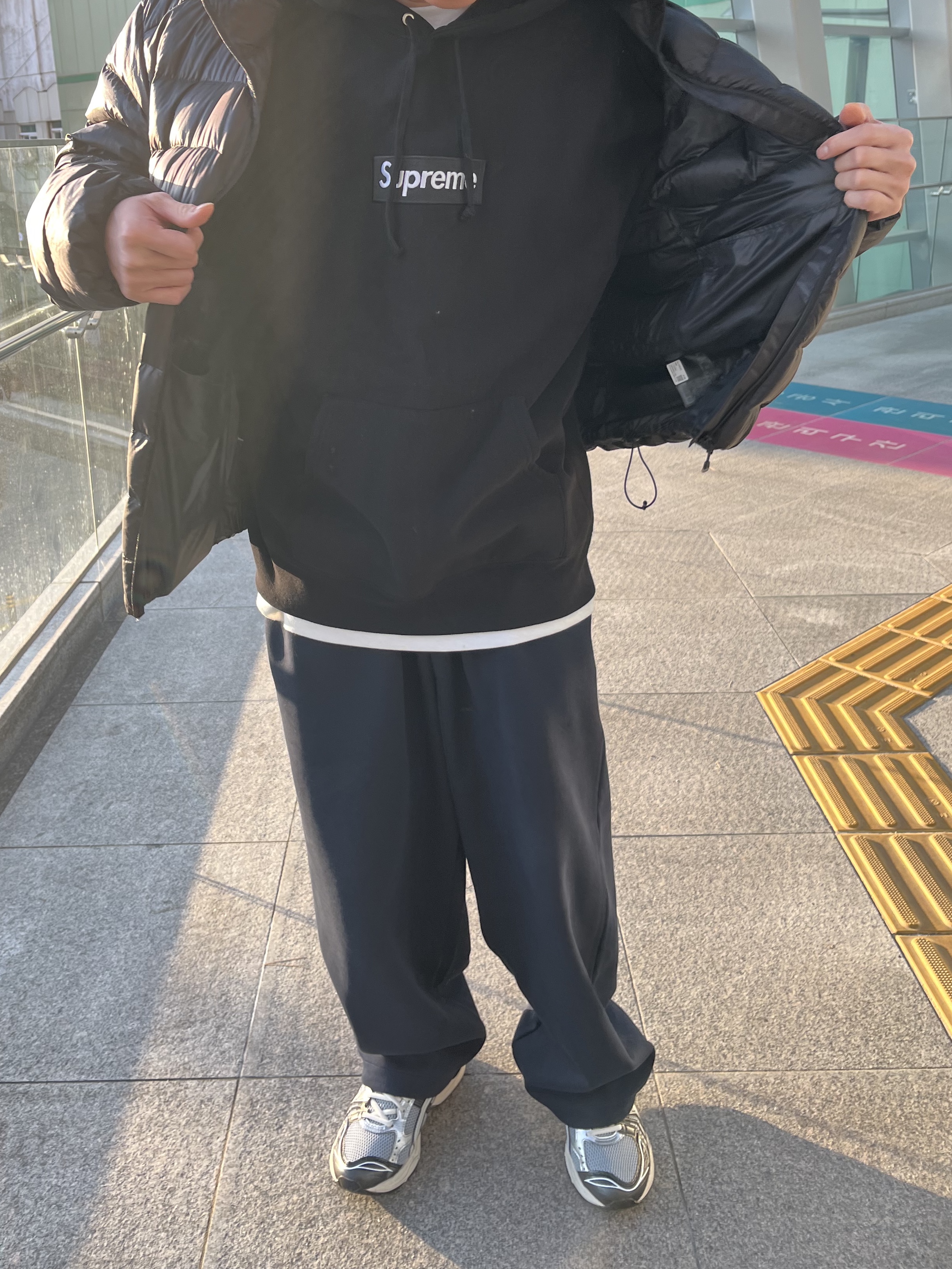 Supreme Box Logo Hooded Sweatshirt Black - 23FW 착용 스타일 - 1
