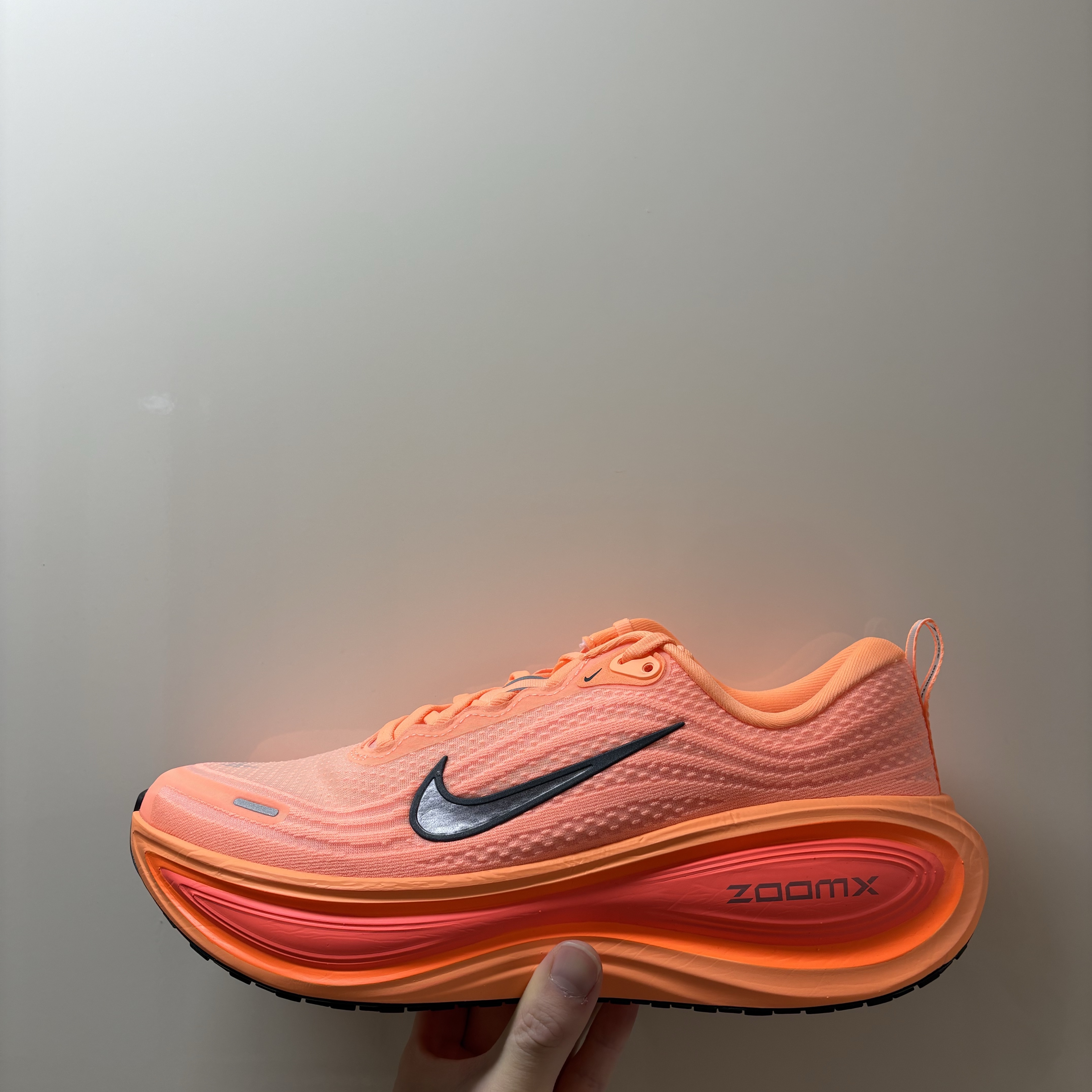 Nike Vomero Plus Orange Pulse Hot Lava 착용 스타일