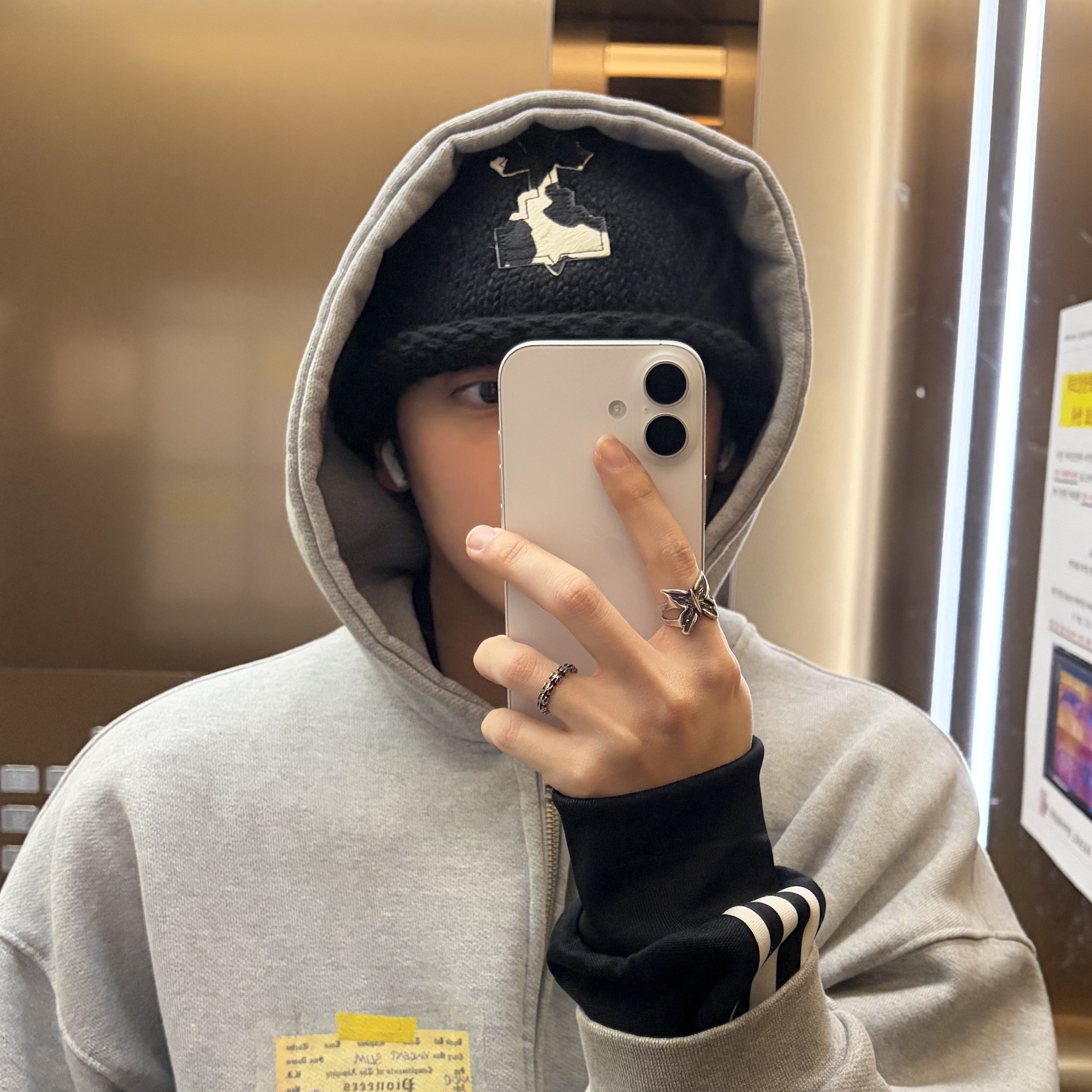 [예약 배송] Awende Pony Hair Knit Beanie 착용 스타일 - 1