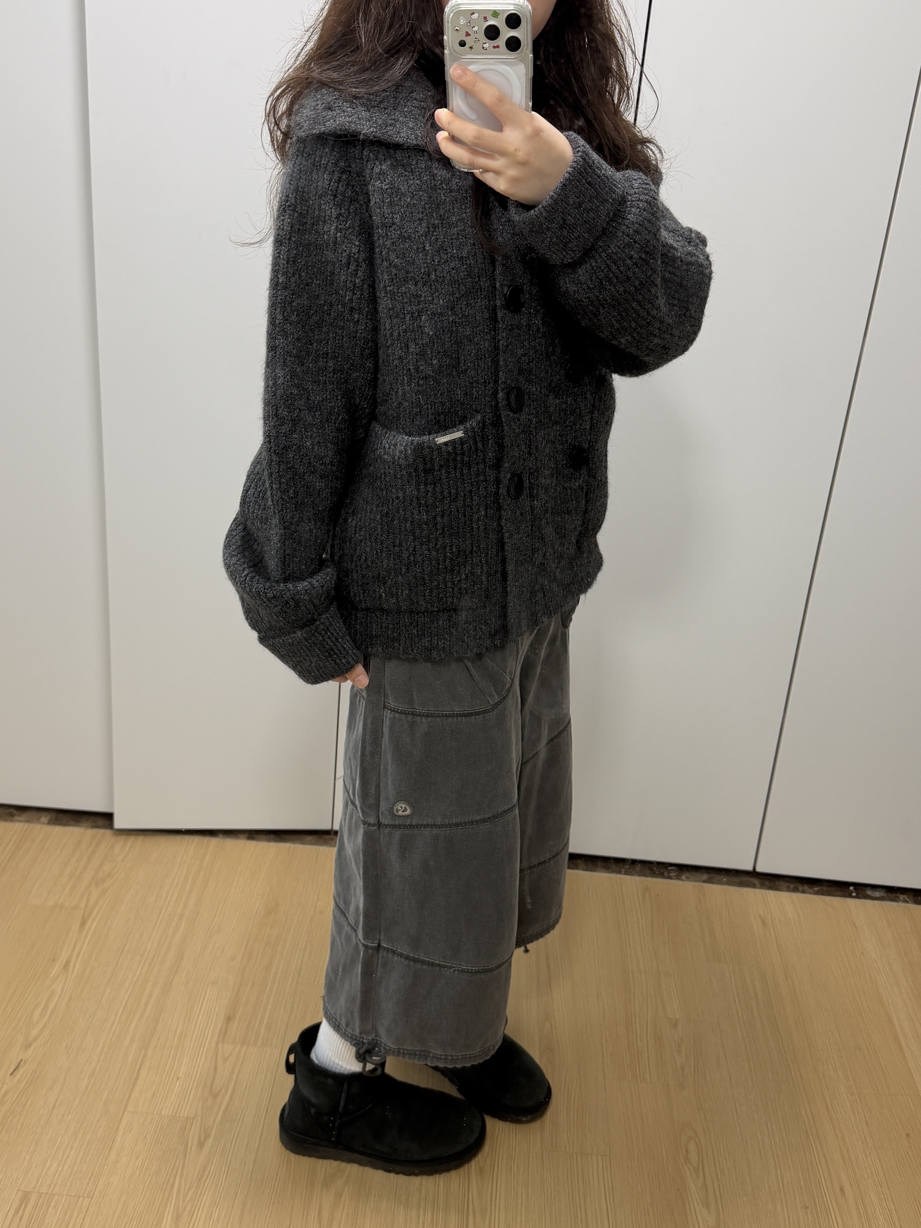 (W) UGG Classic Mini II Boots Black, COYSEIO Oxford Zigzag Pants Charcoal 착용 스타일