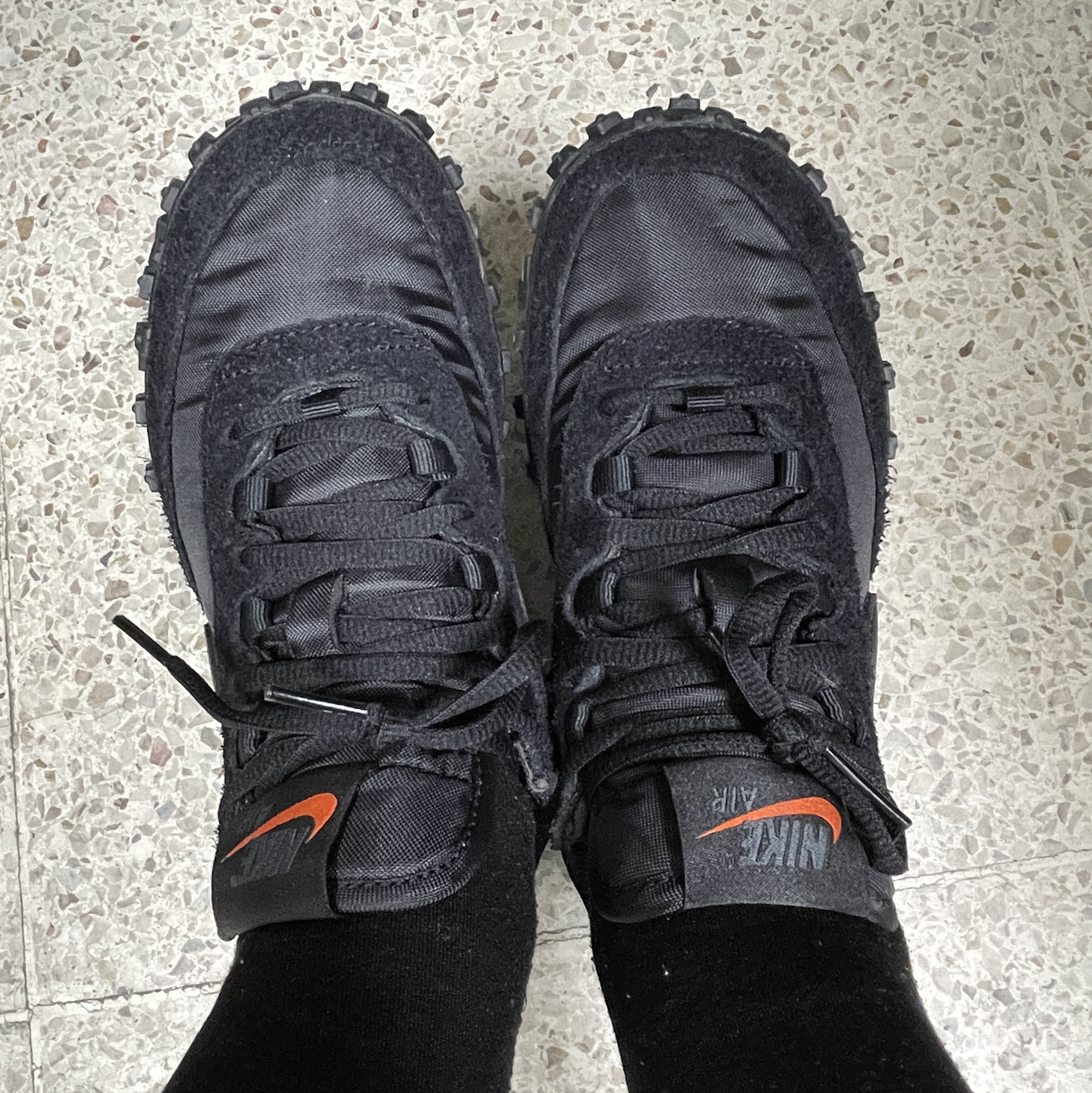 Nike Air Max Waffle Black and Anthracite 착용 스타일