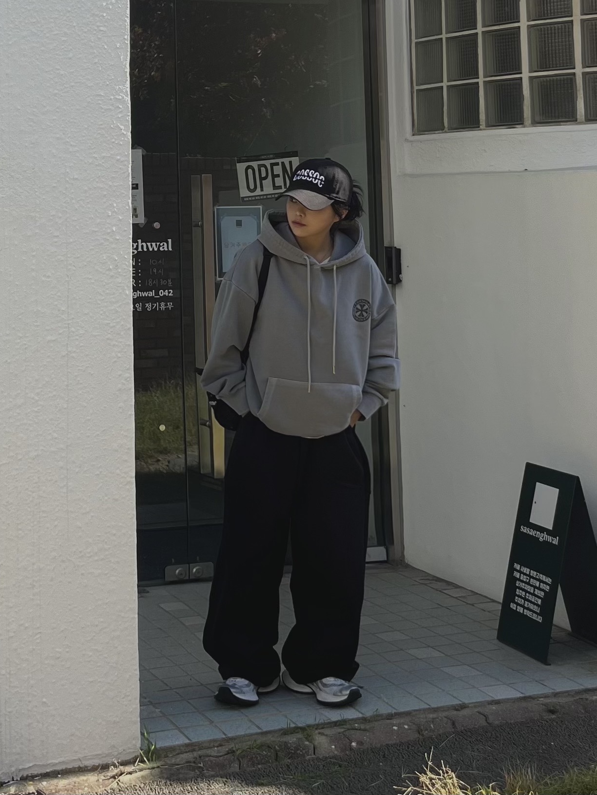 Supreme Mesh Mini Duffle Bag Black - 25SS, Balenciaga Circuit Sneaker White Silver 착용 스타일 - 1