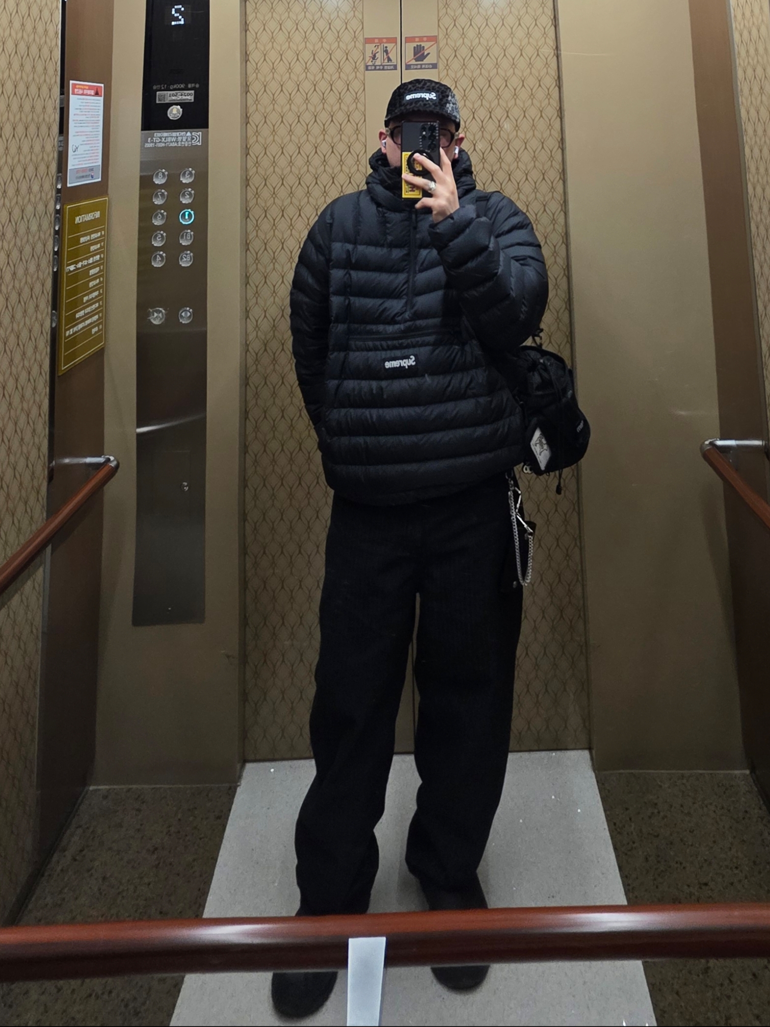 Supreme Micro Down Half Zip Hooded Pullover Black - 23FW, Supreme Cinch Bag Black - 24SS 착용 스타일