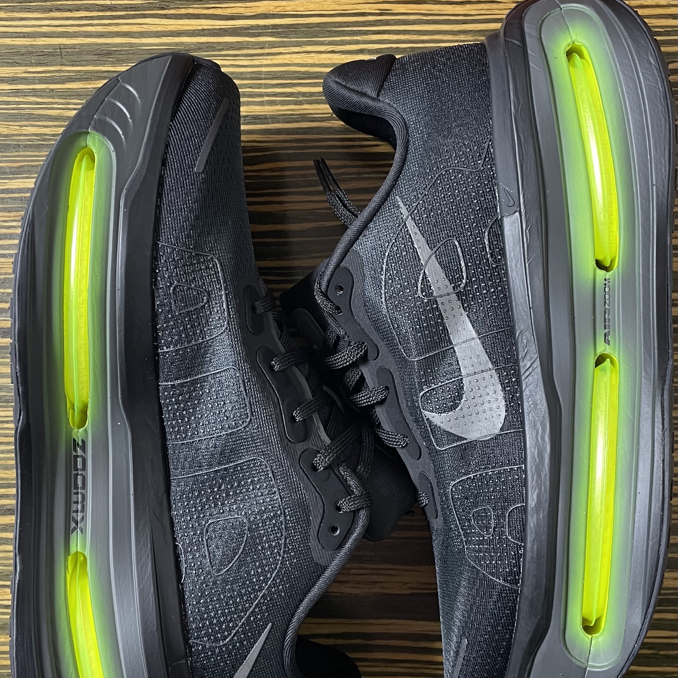 Nike Vomero Premium Black Iron Grey 착용 스타일 - 1