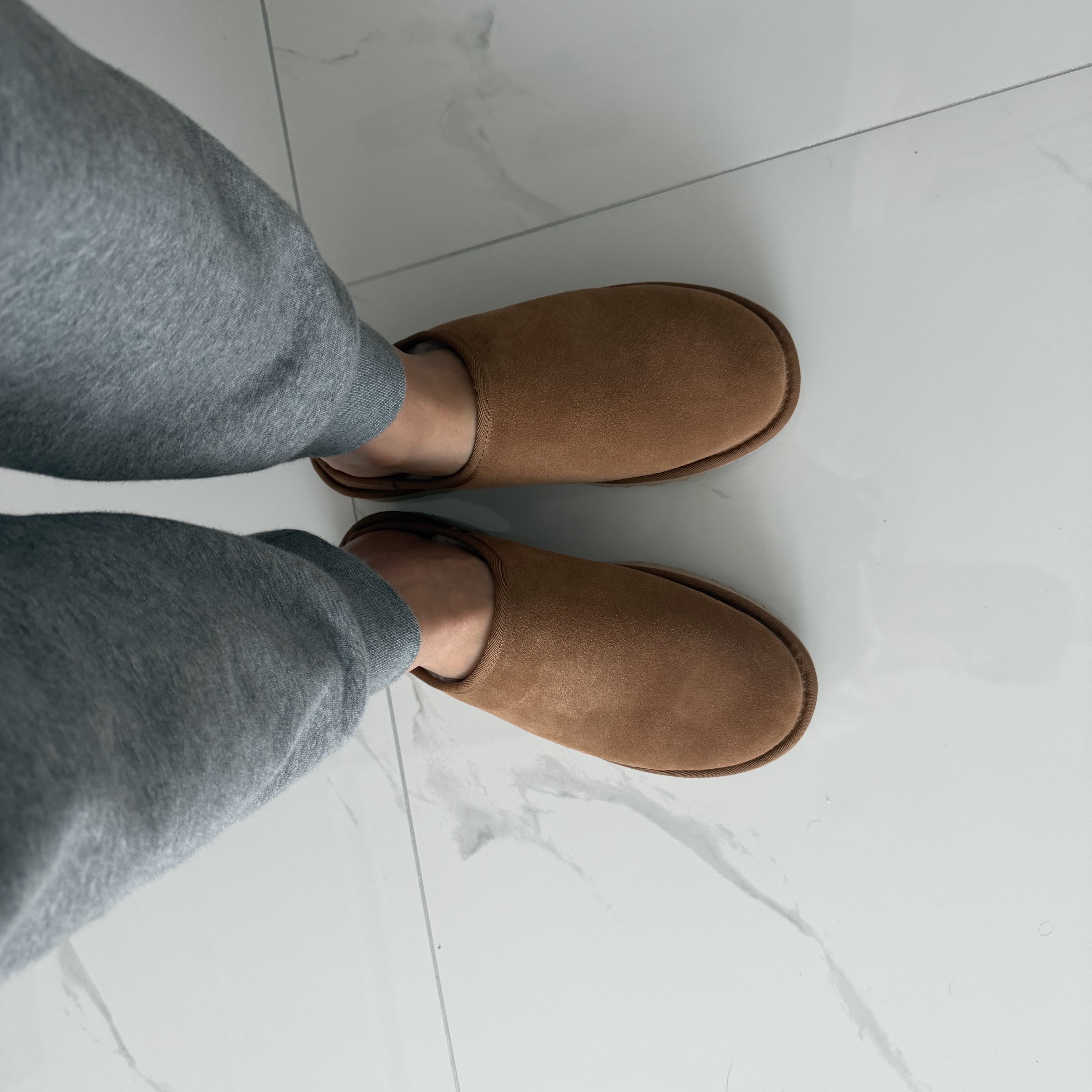 UGG Classic Slip-On Chestnut 착용 스타일
