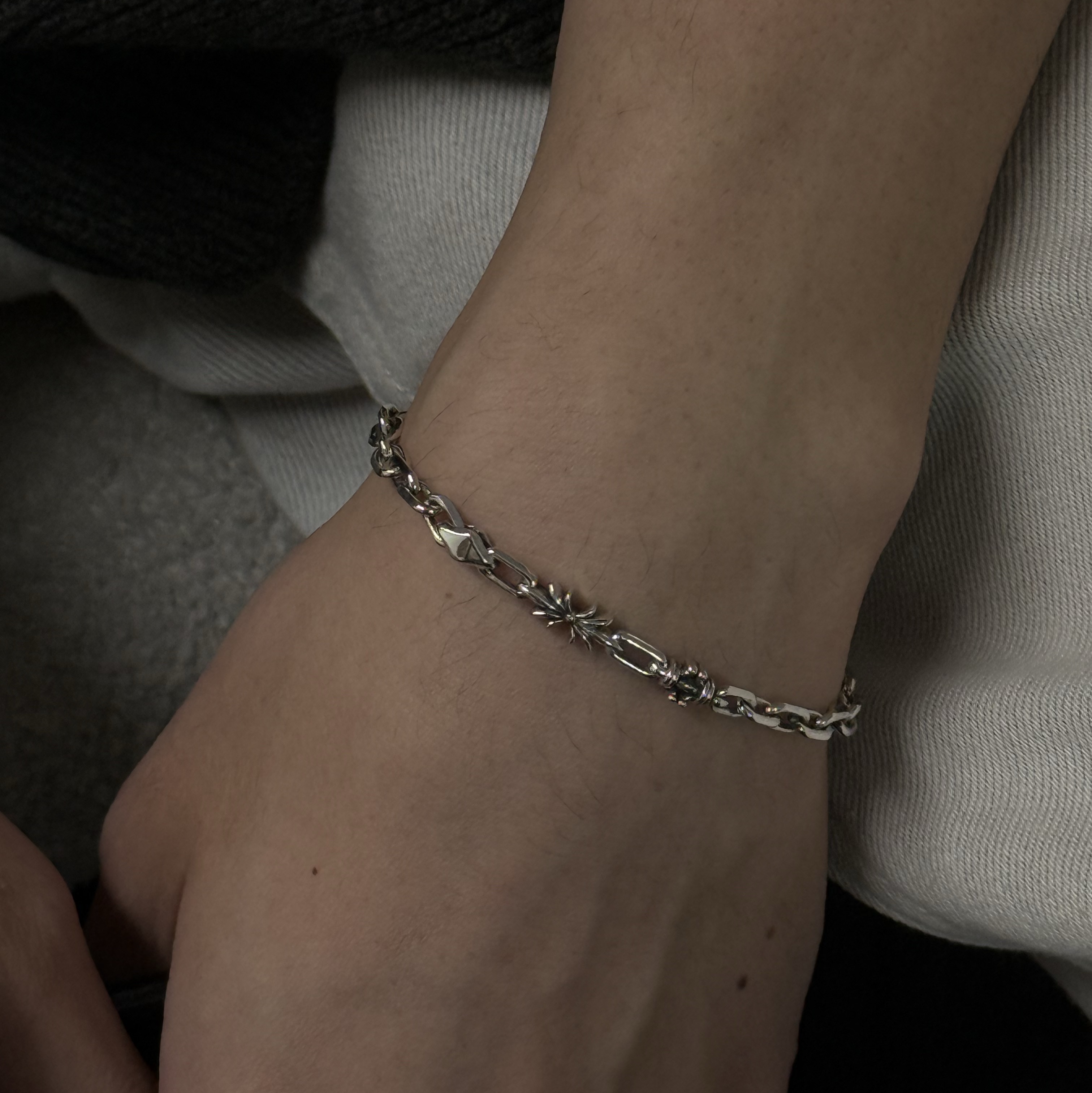 Scudo signature Square  bracelet 착용 스타일 - 2