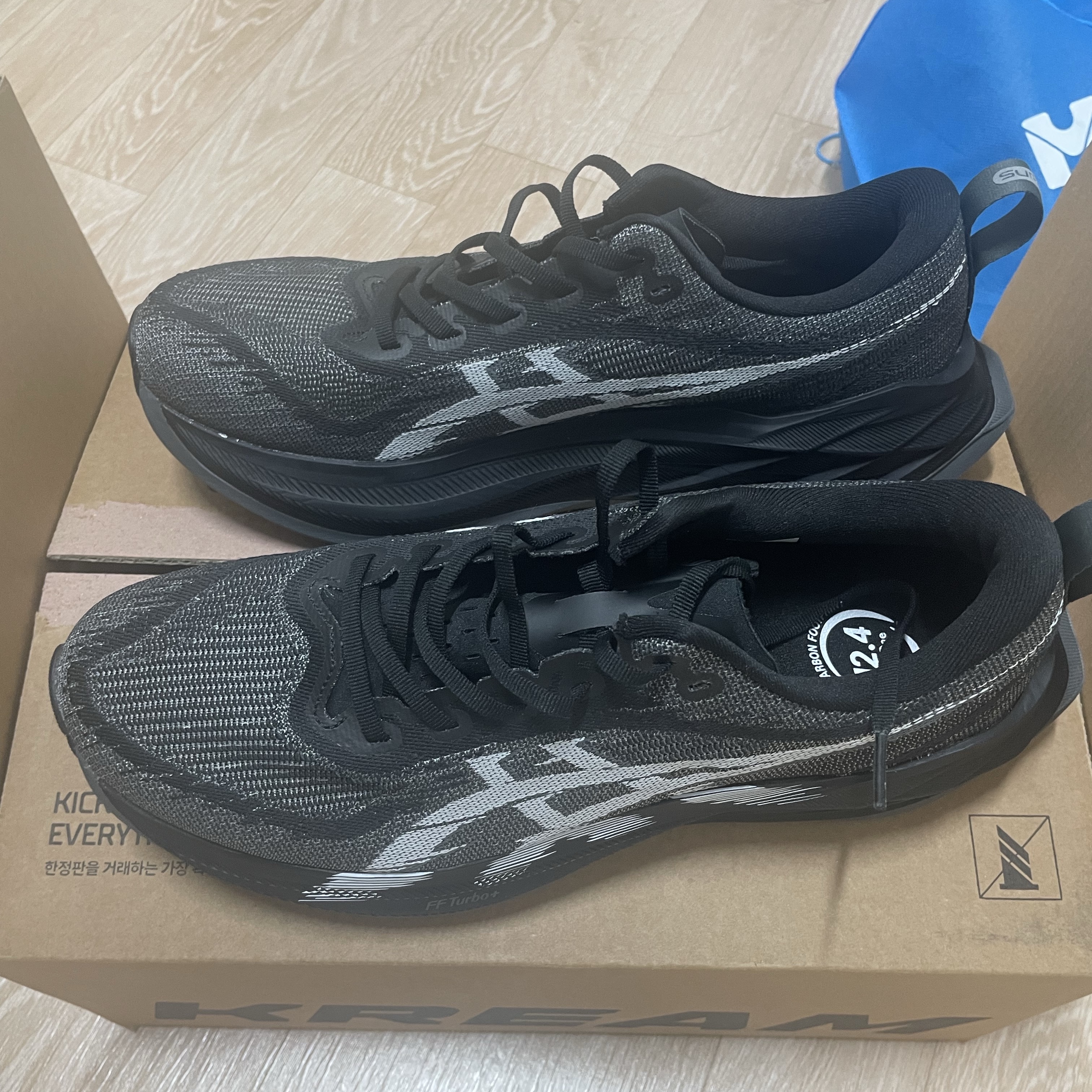 Asics Superblast 2 Black White 착용 스타일