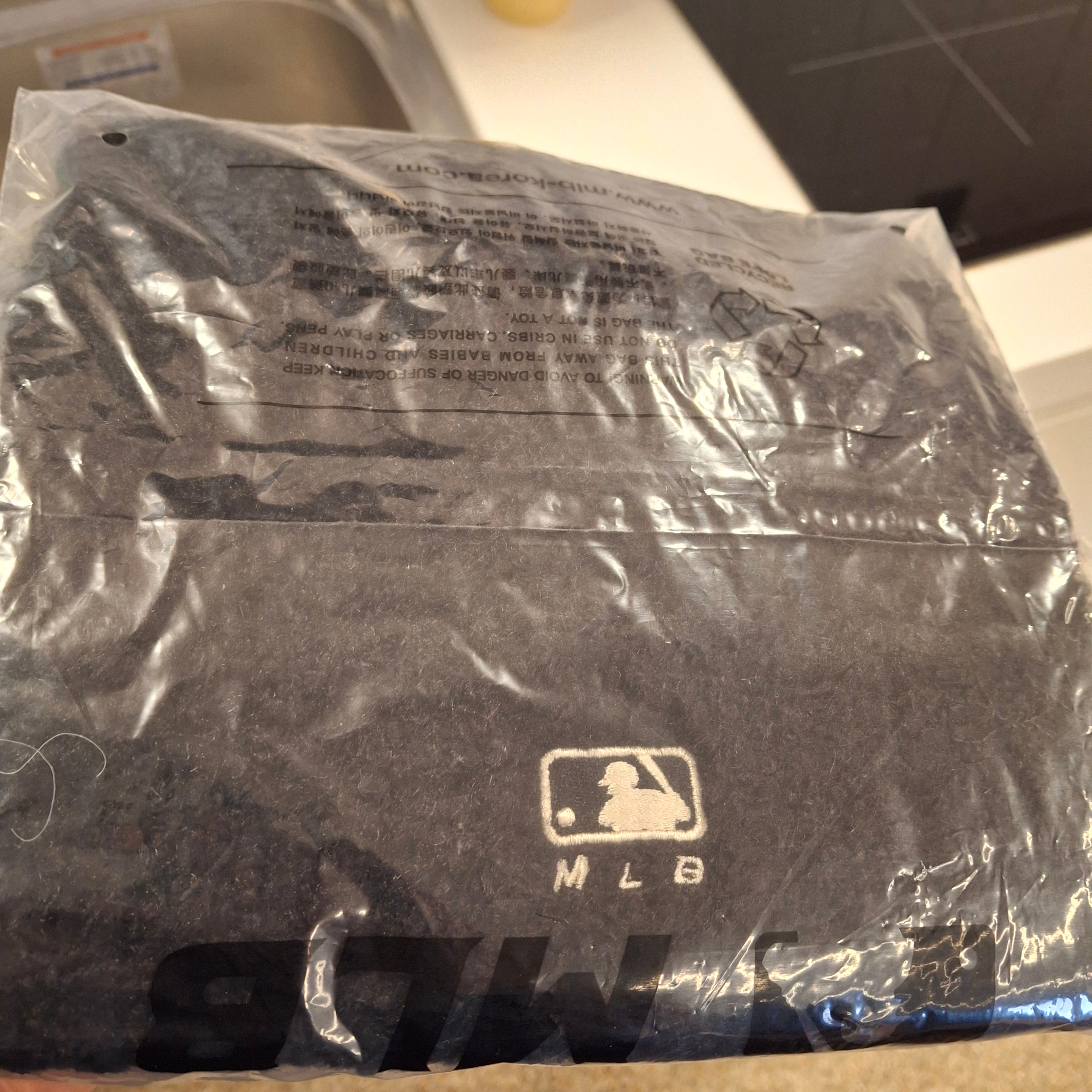 MLB Plush Meowing Beanie Black 착용 스타일