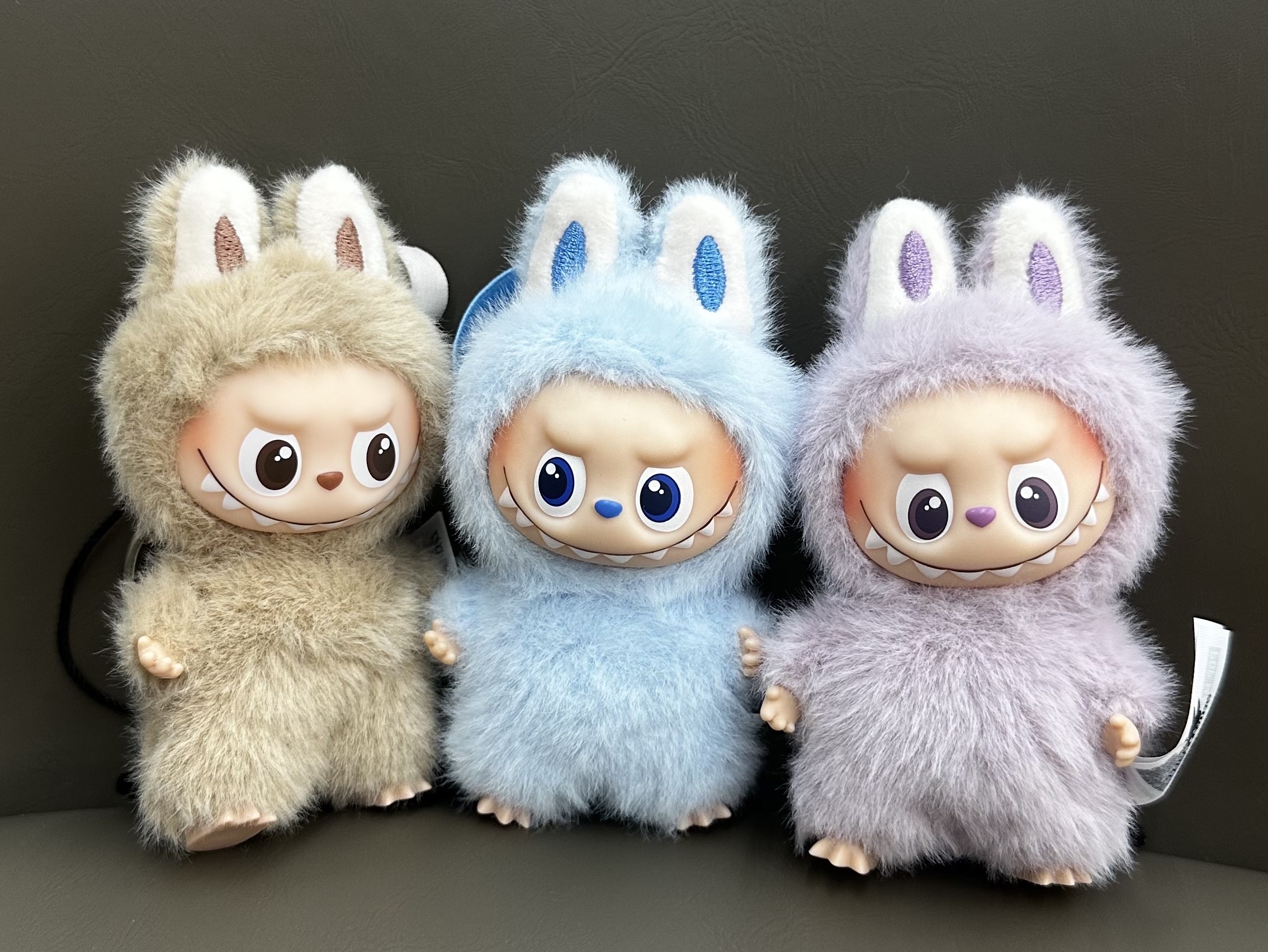 Pop Mart Labubu The Monsters Pin For Love Series Vinyl Plush Pendant (A-M) D (Opened Case), Pop Mart Labubu The Monsters Pin For Love Series Vinyl Plush Pendant (N-Z) R (Opened Case) 착용 스타일 - 2