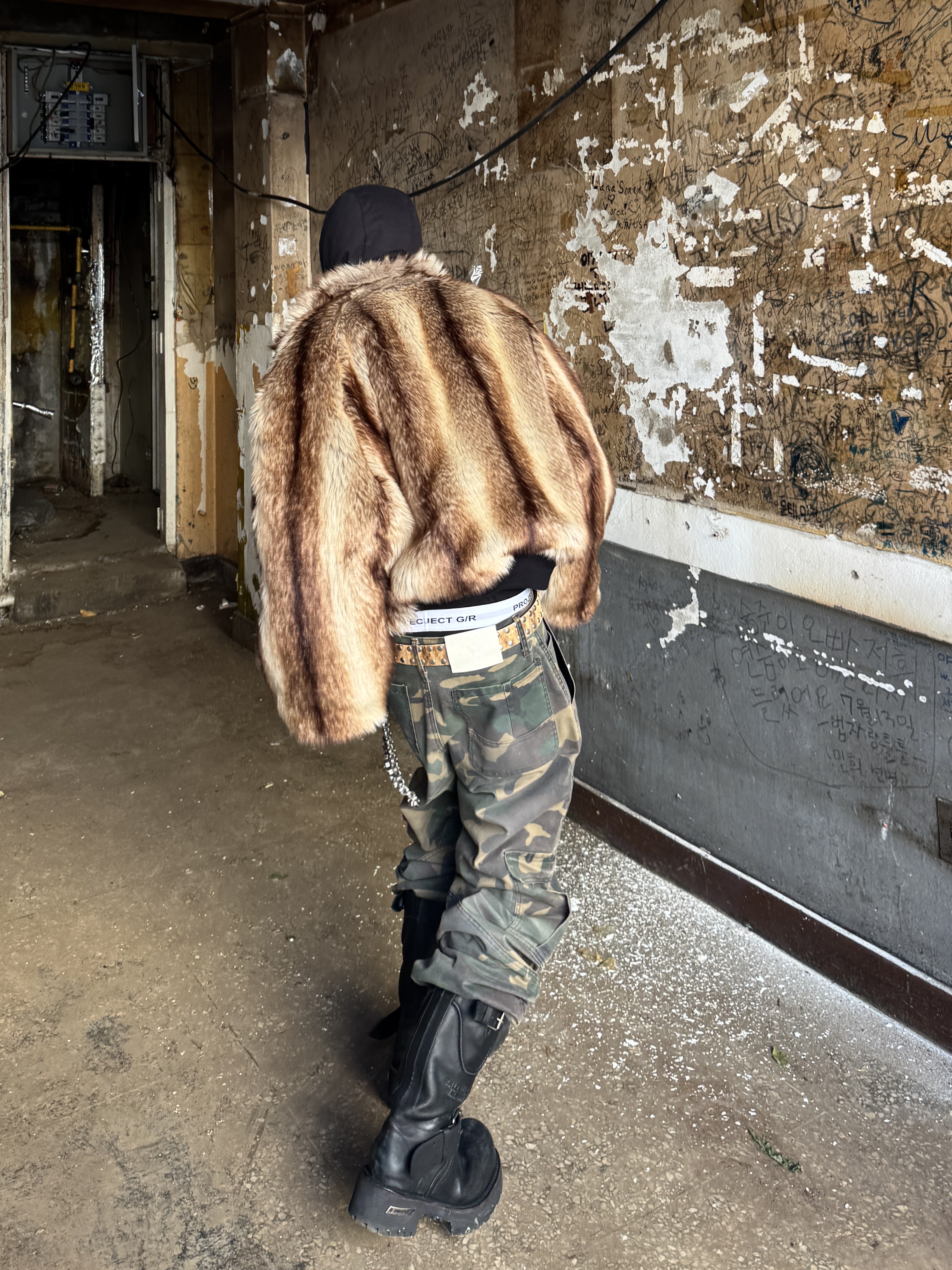 Protocol Index Exaggerated Shoulder Fur N2B Jacket Black, Balenciaga Venom Boot Black 착용 스타일 - 2