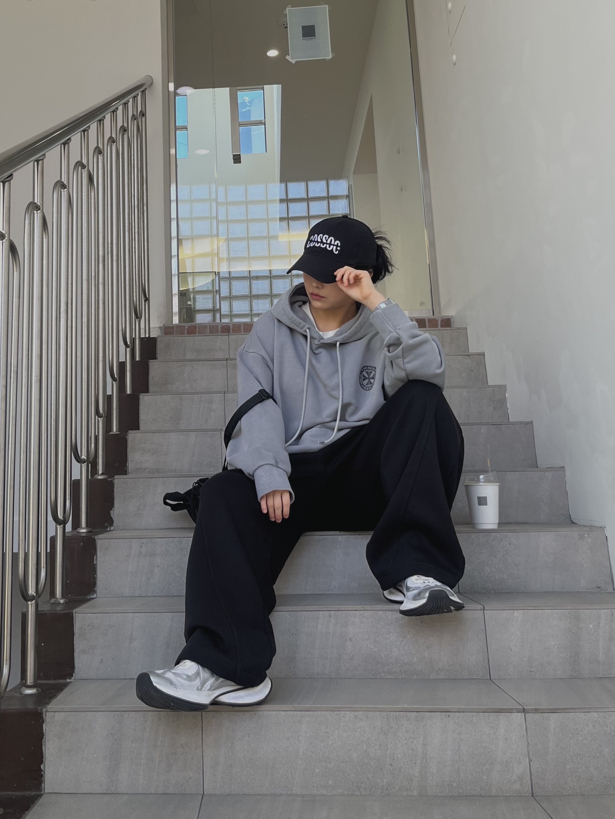 Supreme Mesh Mini Duffle Bag Black - 25SS, Balenciaga Circuit Sneaker White Silver 착용 스타일 - 7