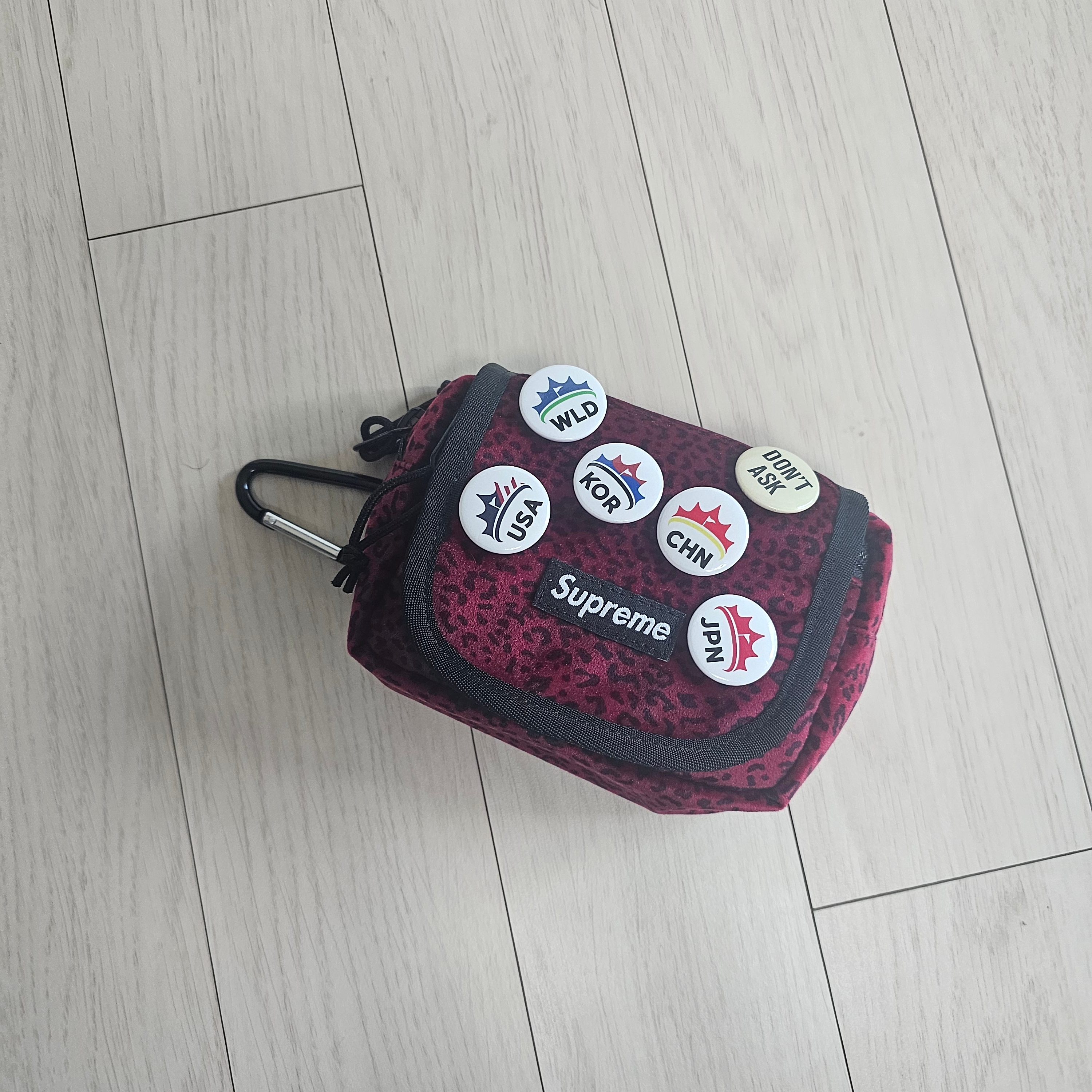 Supreme Velvet Mini Pouch Red Leopard - 25FW 착용 스타일 - 1