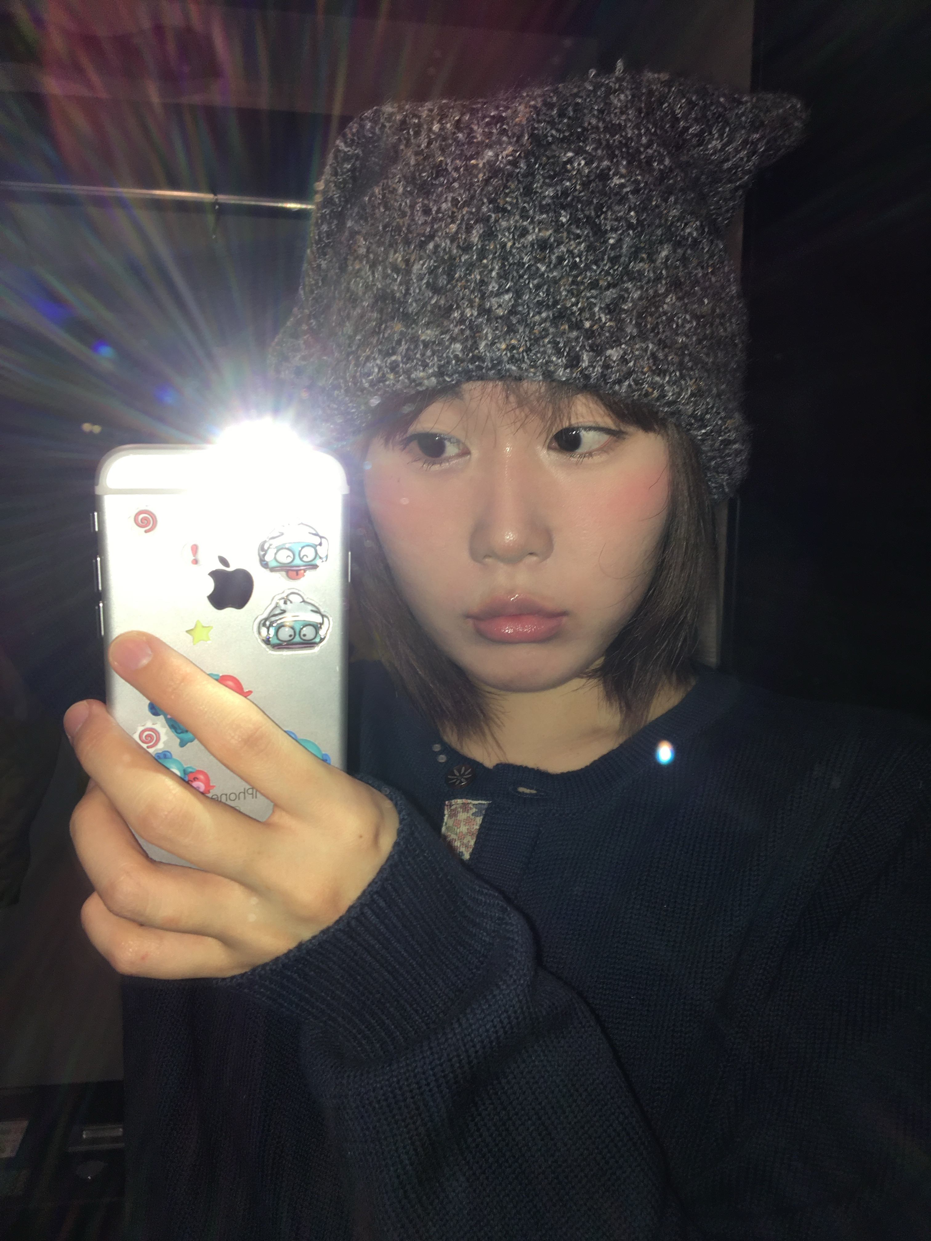 COYSEIO Wide Cat Beanie Grey, COYSEIO Flower Placket Cardigan Navy 착용 스타일
