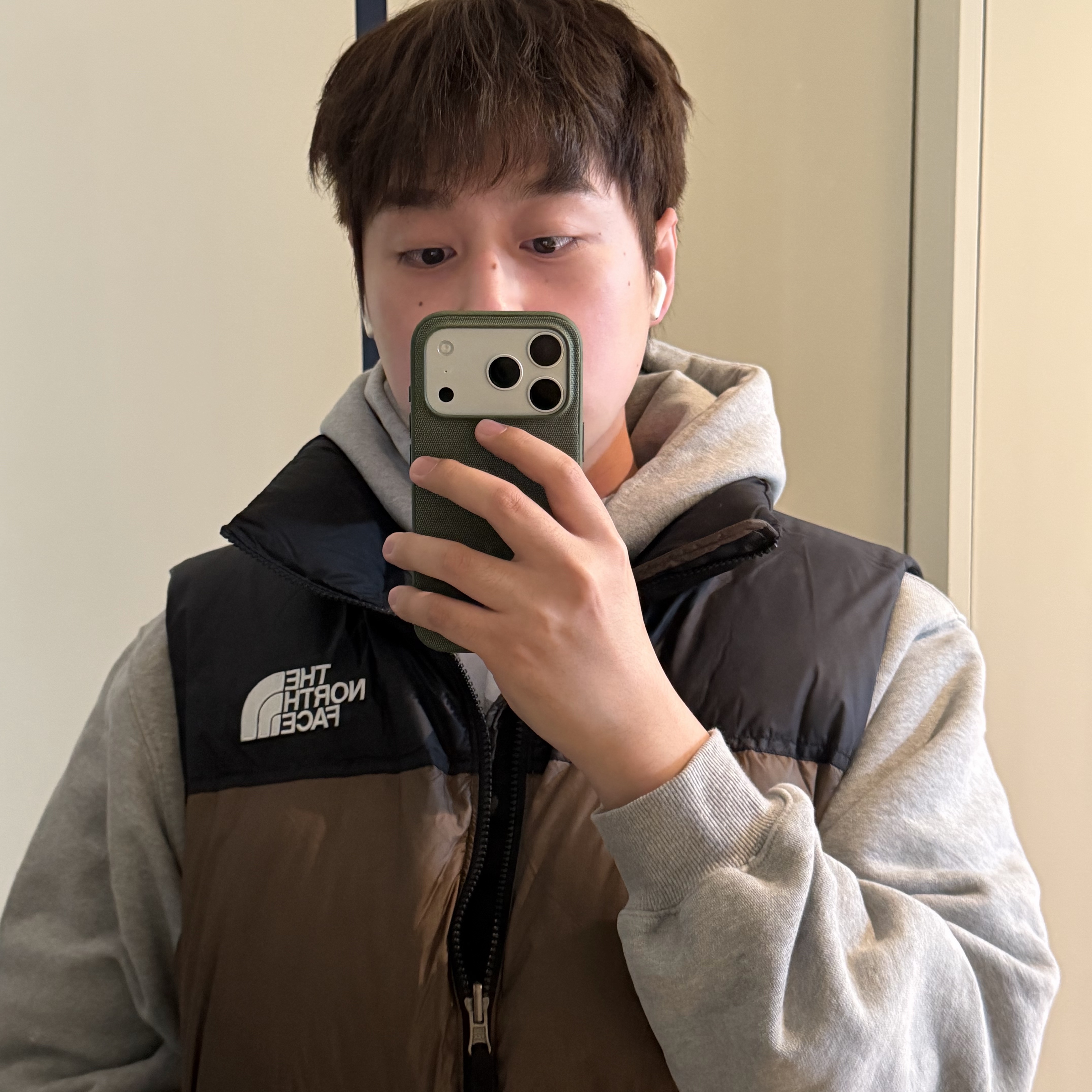 The North Face 1996 Retro Nuptse Vest Smokey Brown TNF Black 착용 스타일