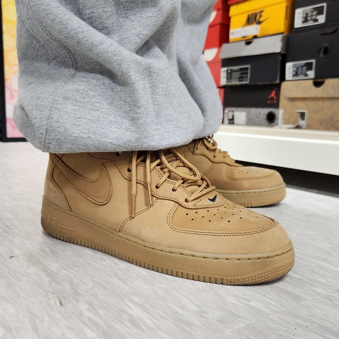 Nike Air Force 1 Mid Flax and Outdoor Green, True Religion Grenade Liner Jacket MK2 Sand Khaki 착용 스타일 - 2
