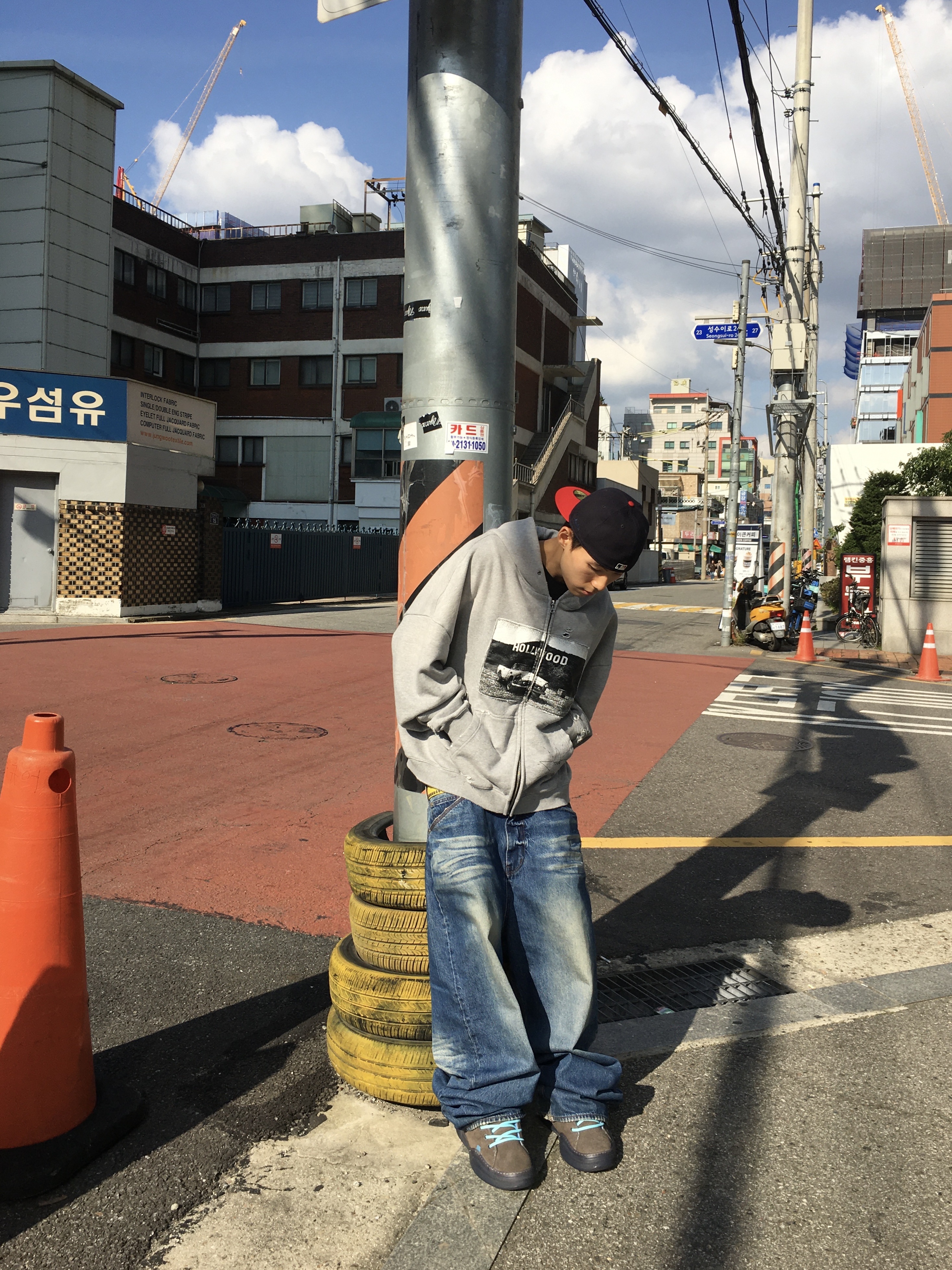 New Era x Fear of God Essentials MLB 59FIFTY Fitted Cap Navy Red, ERL Vamp Skate Electric Gray 착용 스타일 - 1