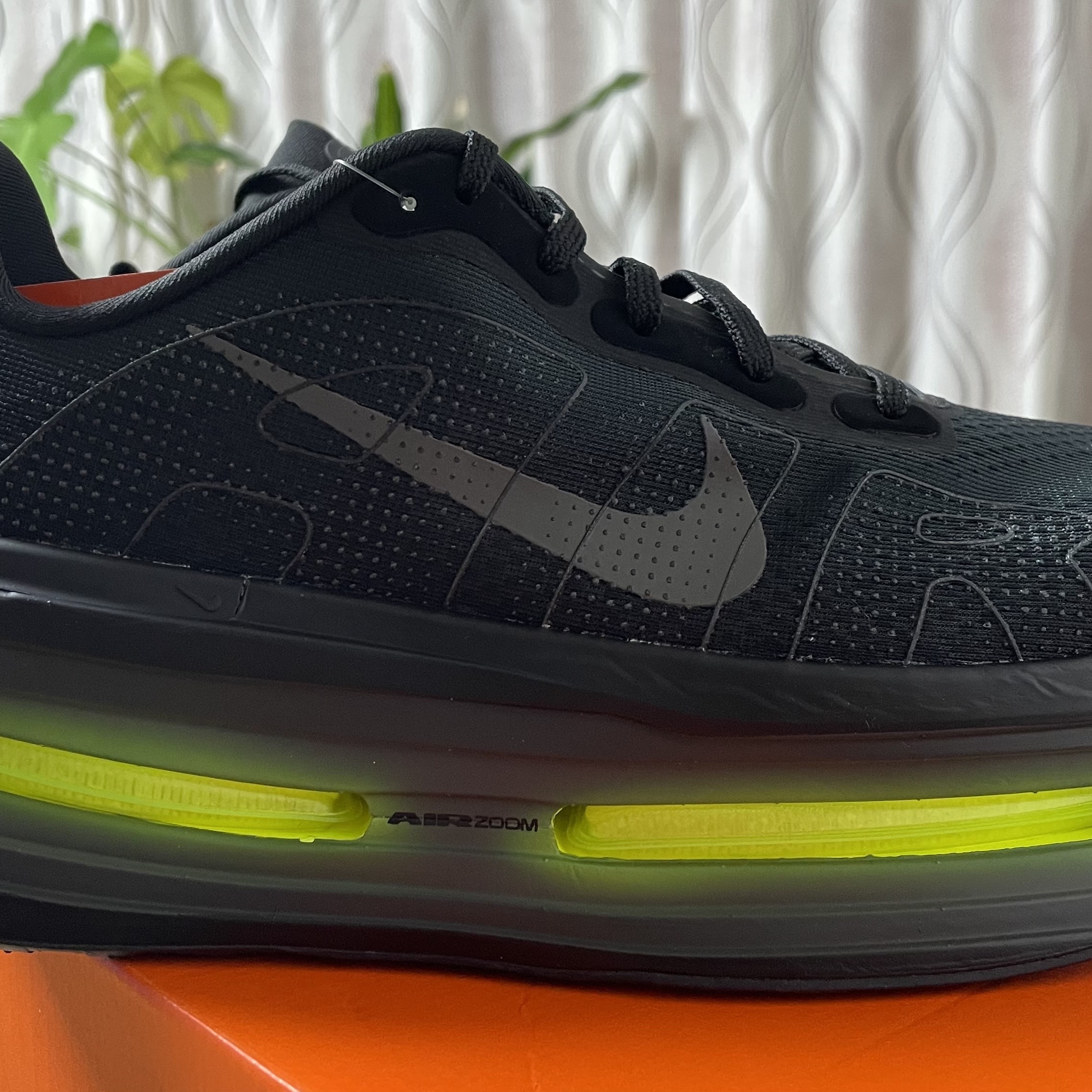 Nike Vomero Premium Black Iron Grey 착용 스타일 - 2