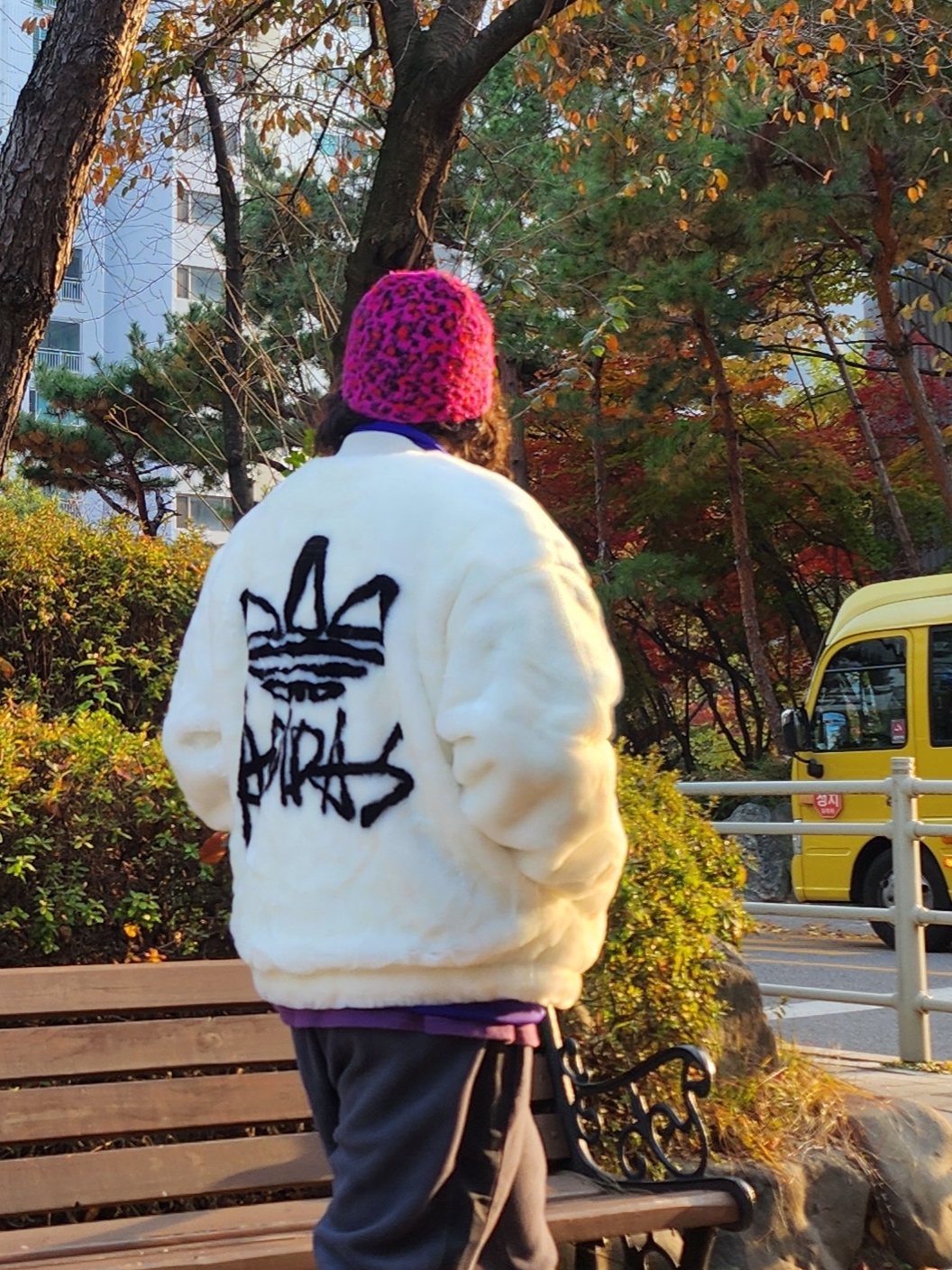 Stussy Skullcap Leopard Pink, Uniqlo x Needles Fleece Wide Pants Longer Length Dark Gray - KR 착용 스타일 - 3