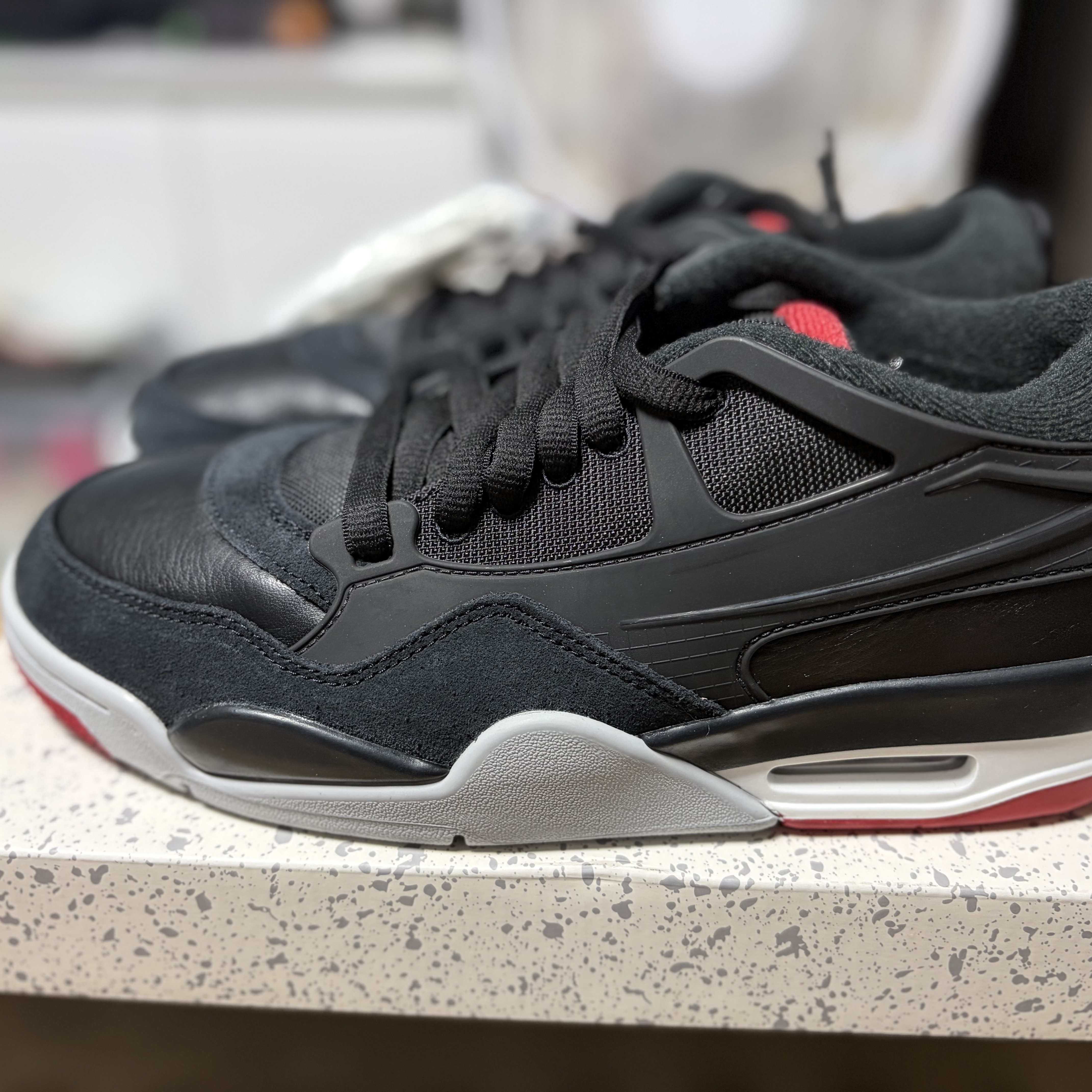 Jordan 4 RM Black Varsity Red 착용 스타일 - 1