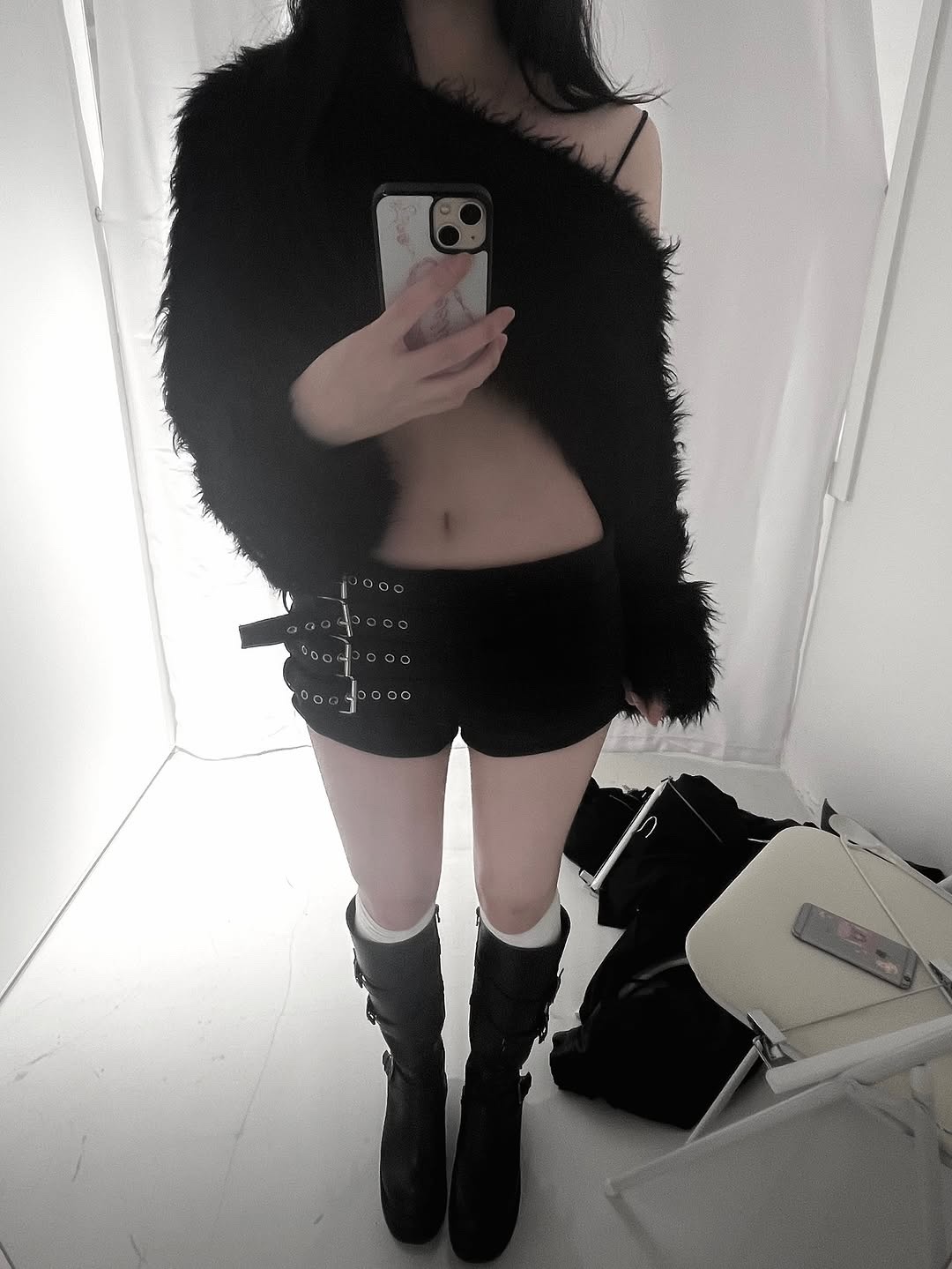 [KREAM 단독] Bonnae Belted Micro Shorts Black, [KREAM 단독] Bonnae Belted Micro Shorts Ivory 착용 스타일
