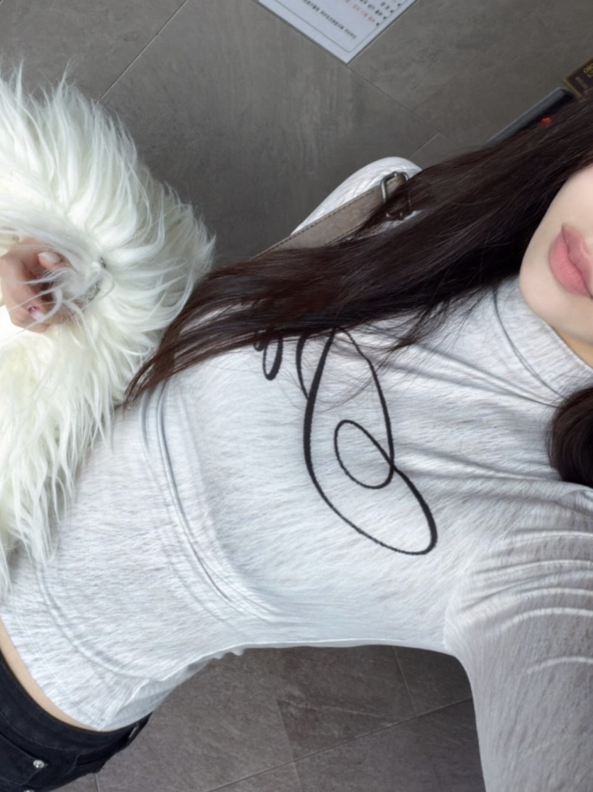 [KREAM 단독] Bonnae Pain Mock Neck Top Ivory, [KREAM 단독] Bonnae Pain Mock Neck Top Red 착용 스타일