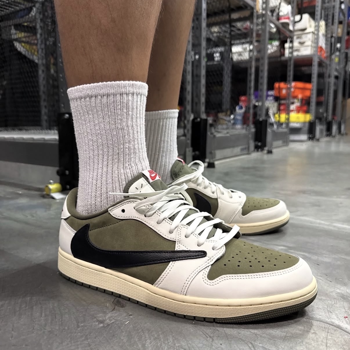 Jordan 1 x Travis Scott Retro Low OG SP Reverse Olive 착용 스타일