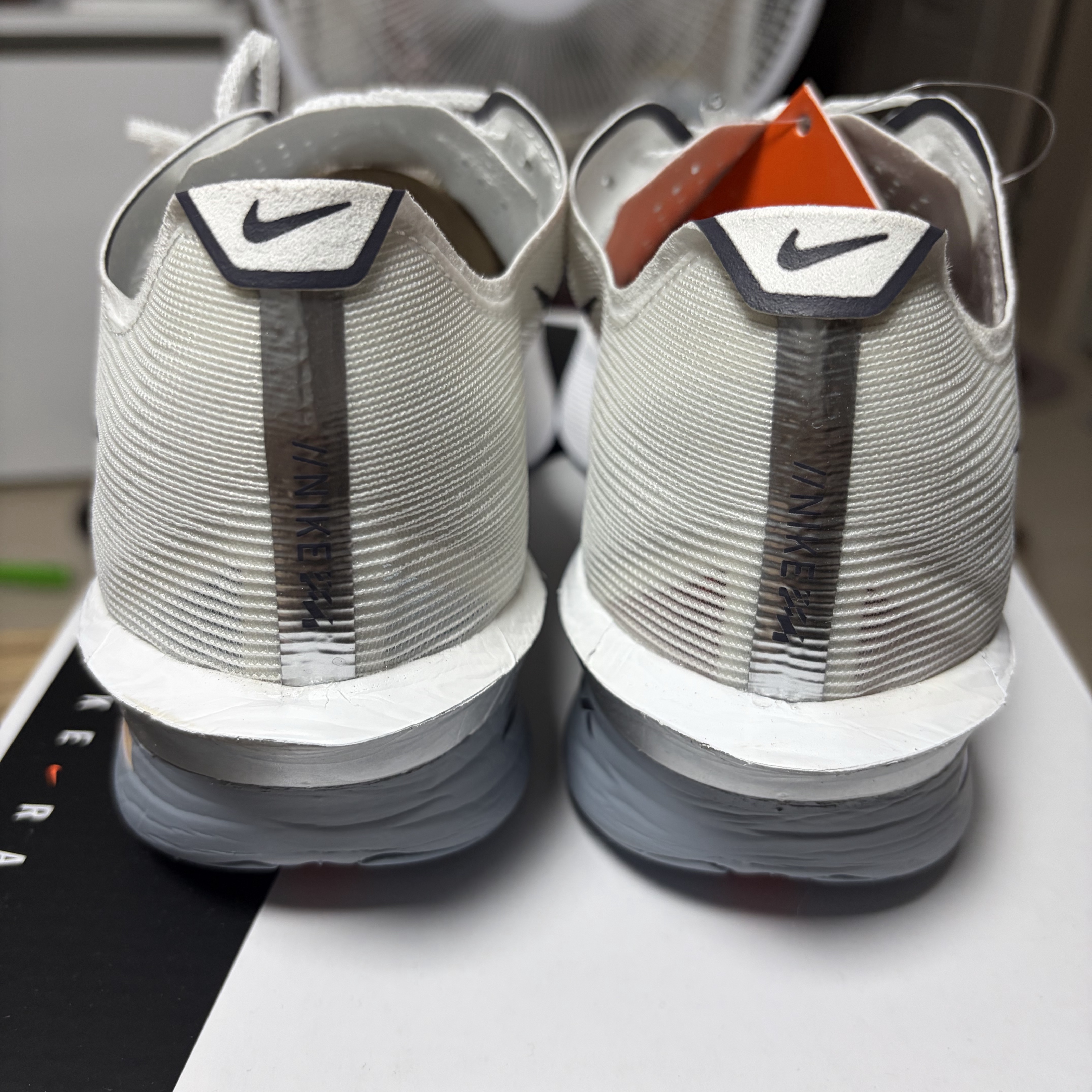 Nike ZoomX Vaporfly Next% 4 White Gridiron 착용 스타일 - 5
