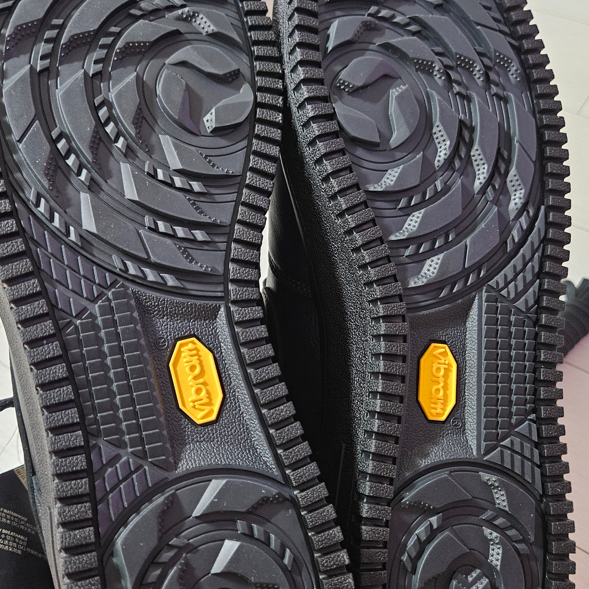 Nike Air Force 1 Low Gore-Tex Vibram Off Noir and Black 착용 스타일 - 1