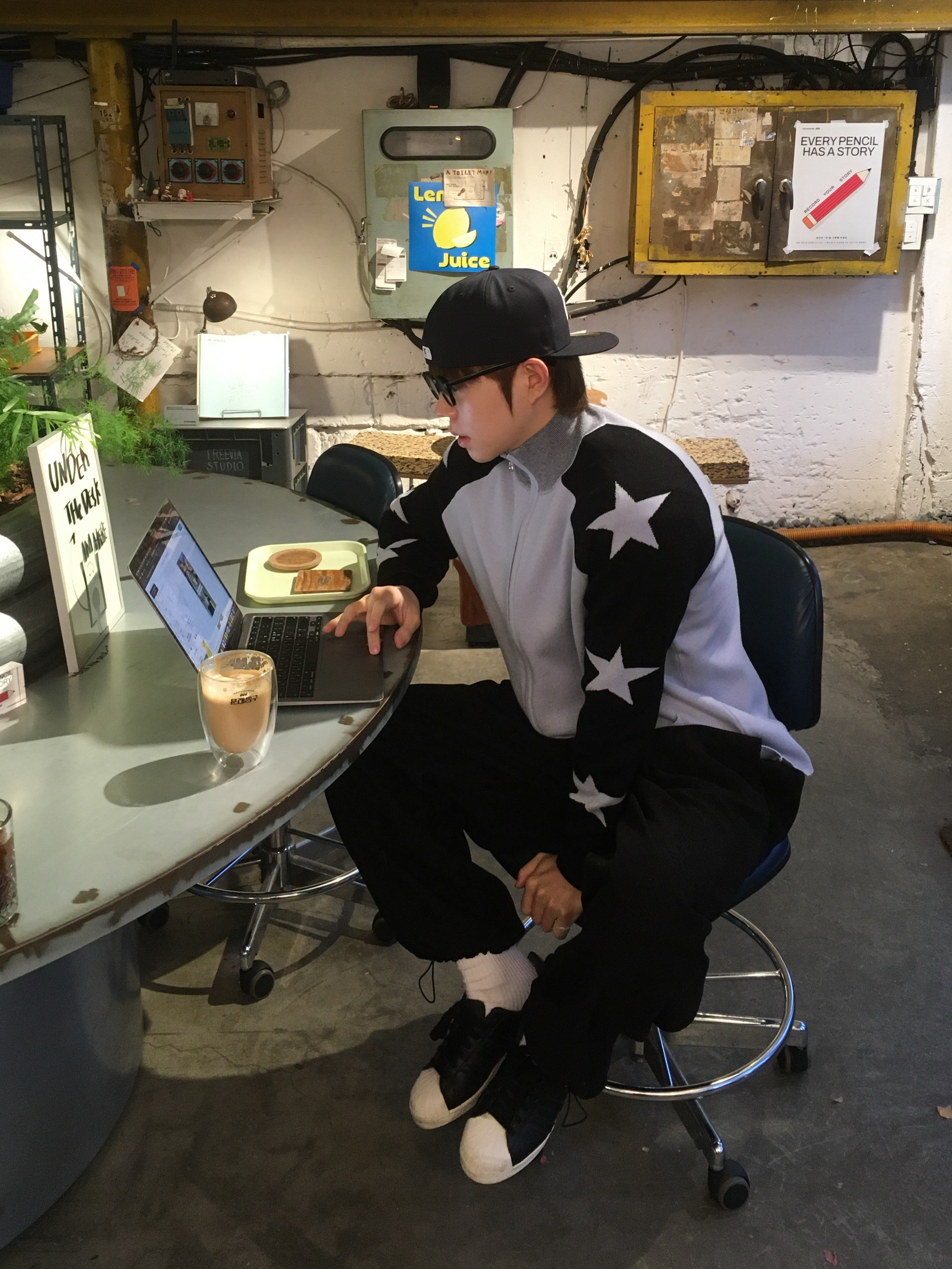 New Era 59Fifty MLB Authentic New York Yankees Game Navy, Adidas Superstar 82 Core Black Off White 착용 스타일 - 1