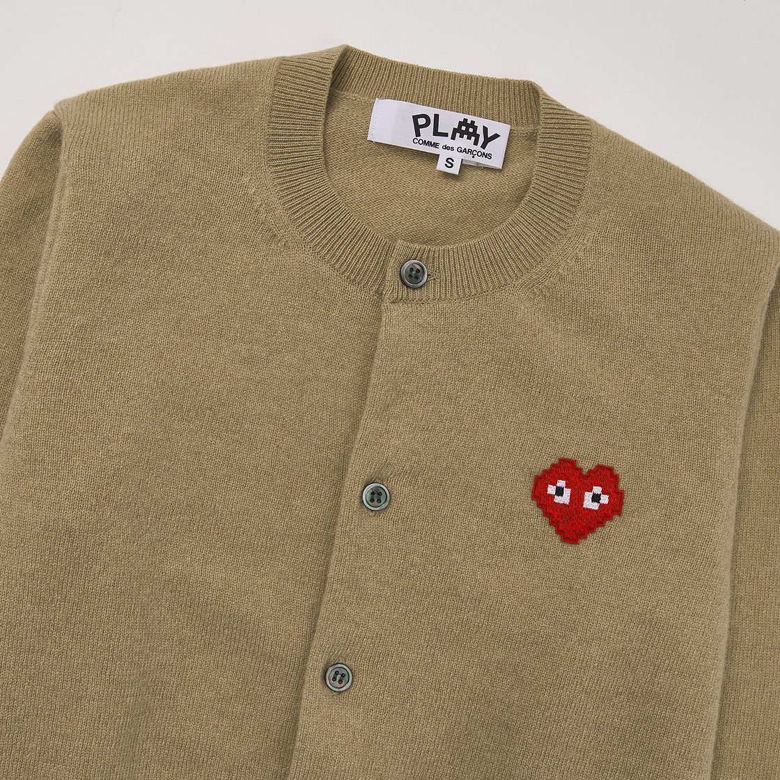 (W) 플레이 꼼데가르송 x 인베이더 픽셀 하트 가디건 베이지브라운((W) Play Comme des Garcons x Invader Pixel Heart Cardigan Beige Brown) - 3